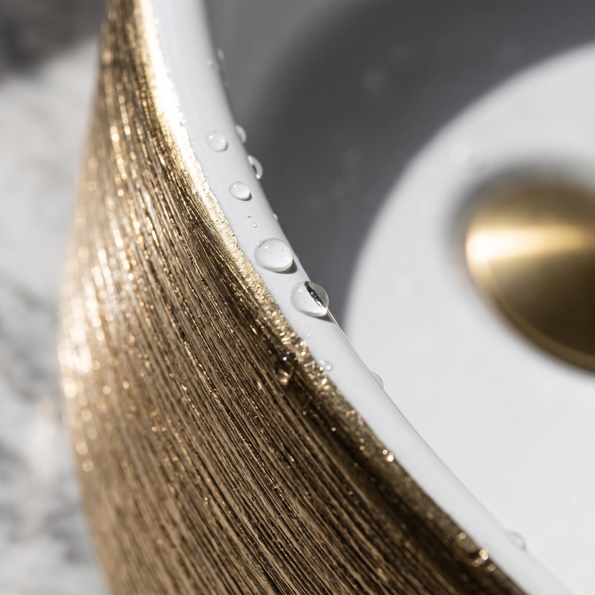 LAVITA Aufsatzwaschtisch Merida Brushed Gold Aufsatzwaschbecken Rund Waschbecken Ohne Überlauf und Hahnloch Aus hochwertigem Porzellan Waschtisch modernes Badkeramik Waschplatz 37x37x12 cm Weiß/Gold