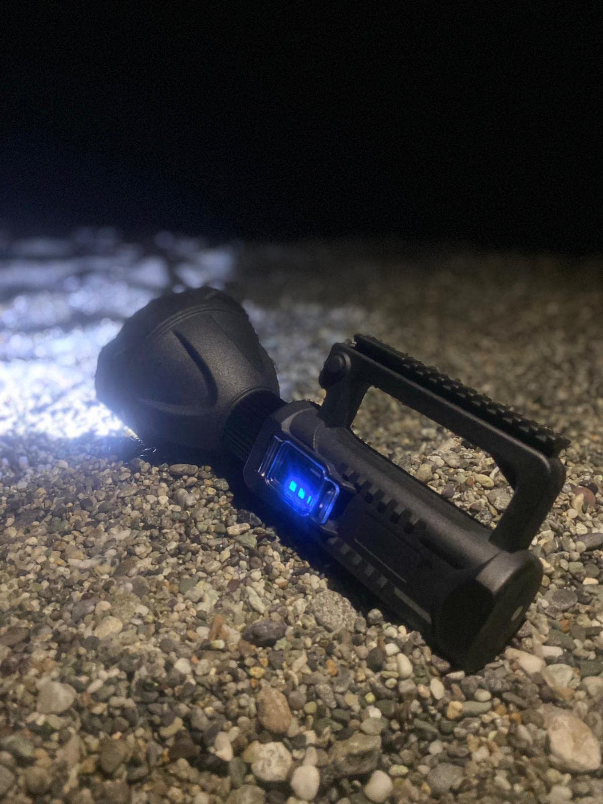 Torcia Led Militare Ricaricabile Powerbank, Lampada Potente 100W 20000 Lumen, Portatile Super Luminosa con 4 Modalità, Luce con Treppiede Supporto, per Pesca Caccia Campeggio Escursionismo Trekking