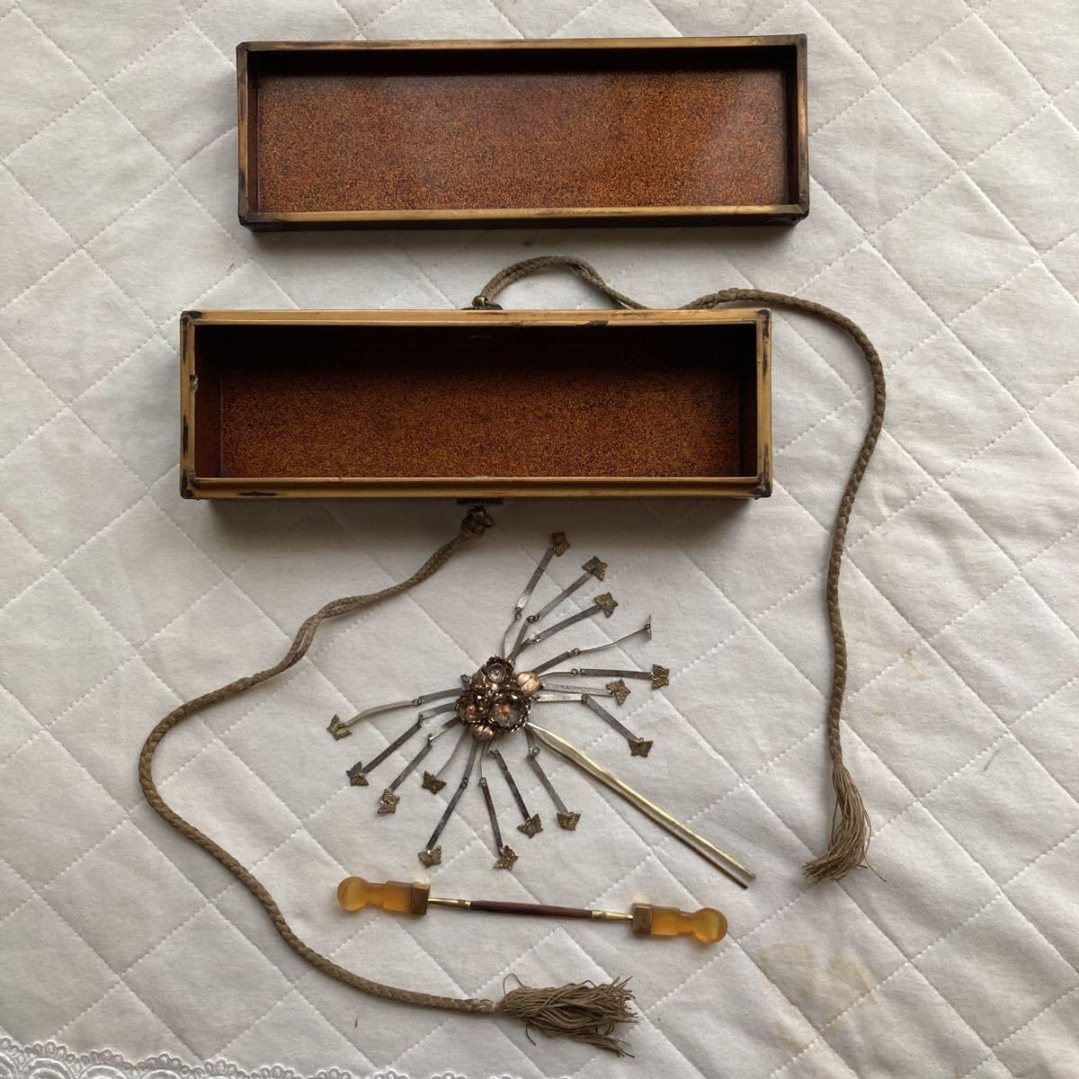 アンティーク.江戸.幕末.明治時代.和装小物 入れ.文箱.木製に黒漆.底と中は梨地.金具は銅.完品.日本髪 .かんざし .金色.純銀