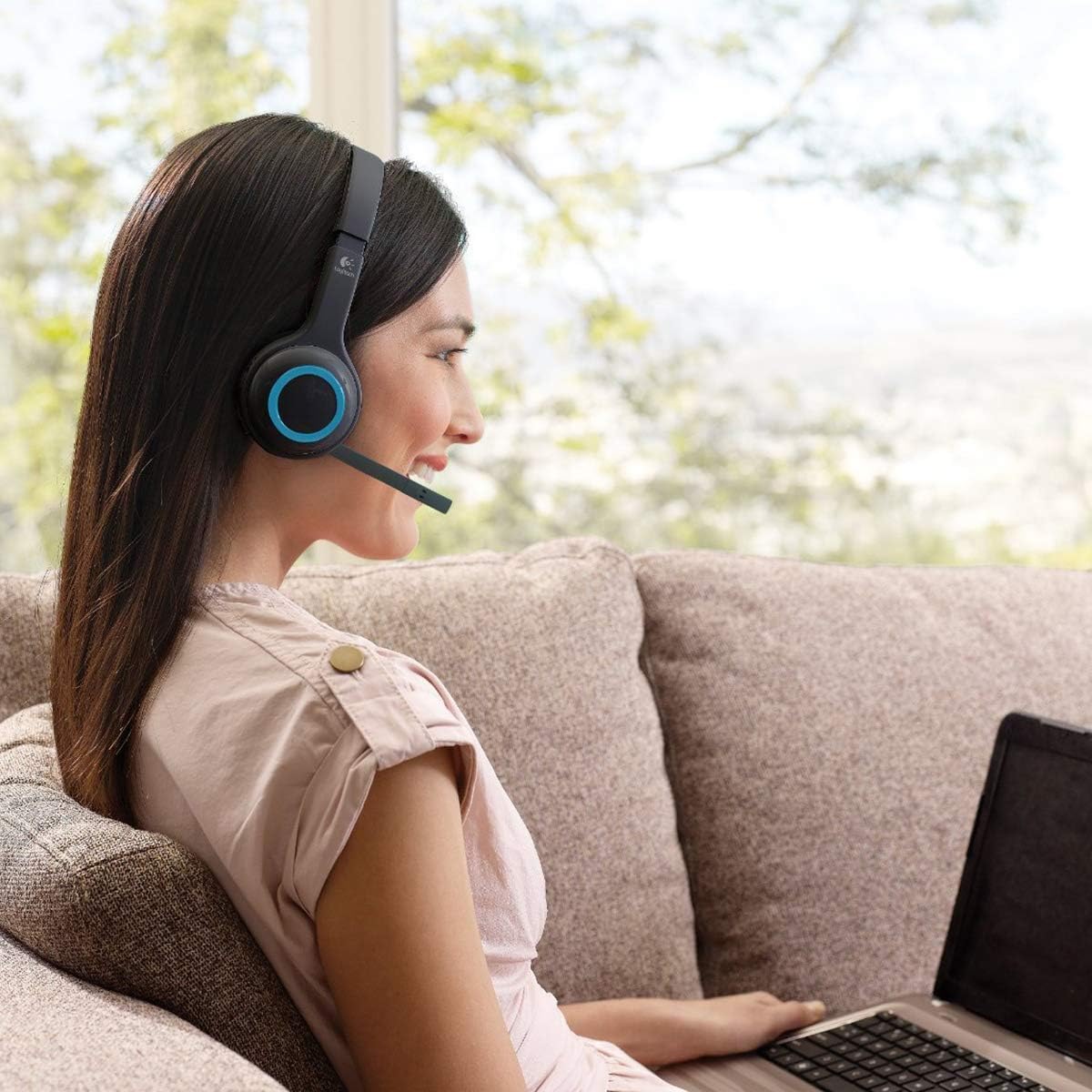 User wearing Logitech H600 Wireless Headset