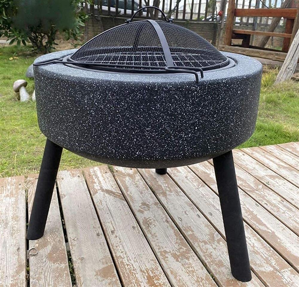 Duży żeliwny palenisko retro szary ogrzewacz wielofunkcyjny na kemping, grill, podwórko, kemping, piknik, ognisko, ogród.