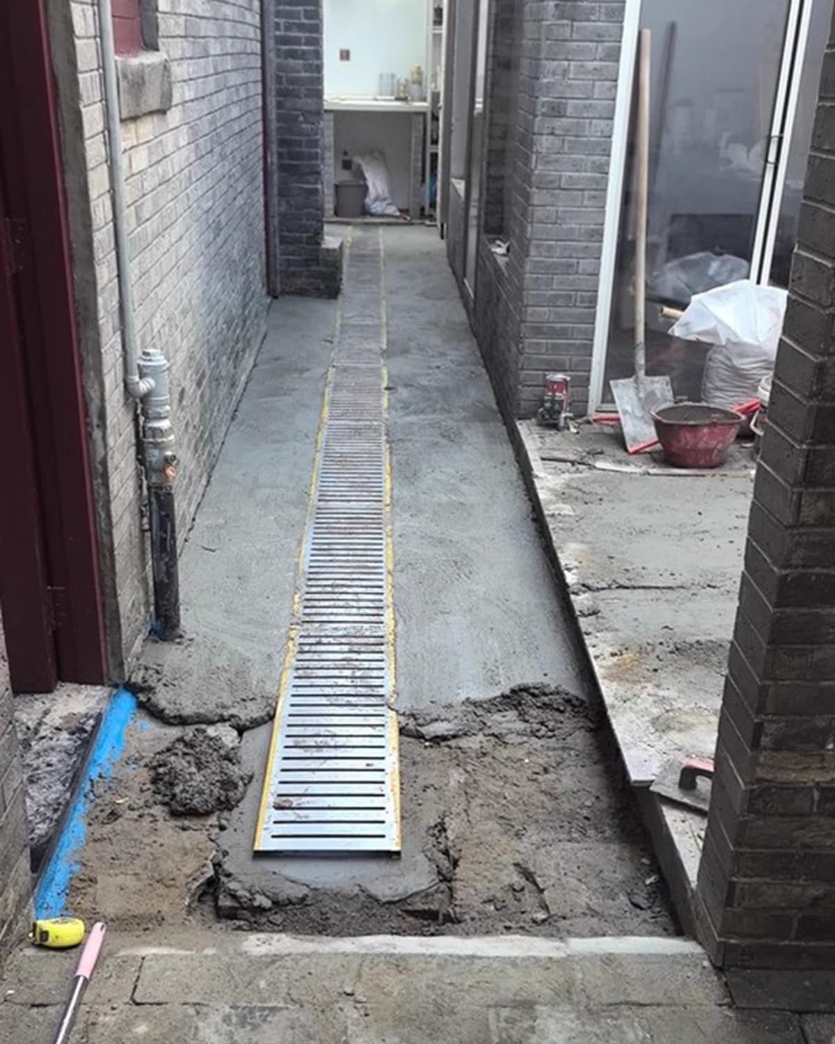 Cubierta de drenaje resistente para exteriores, 100 cm x 10 cm, rejilla de metal para entradas de hormigón y estacionamientos, rejilla duradera para un drenaje eficiente del agua y prevención de