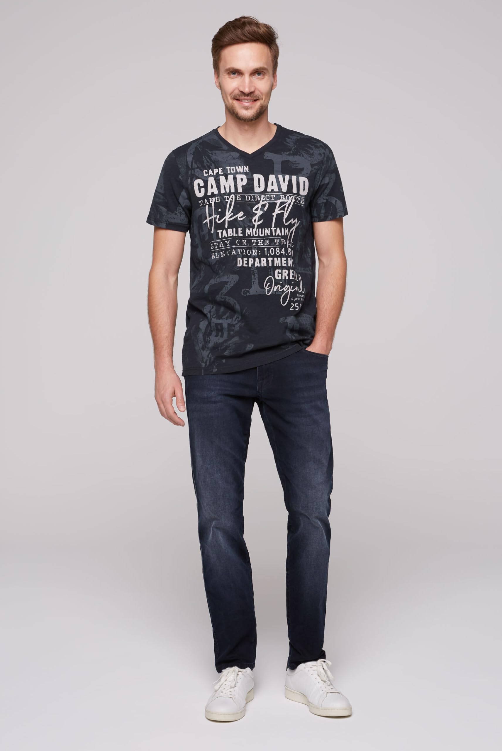 Camp David Camiseta para hombre con cuello en V con todo el estampado