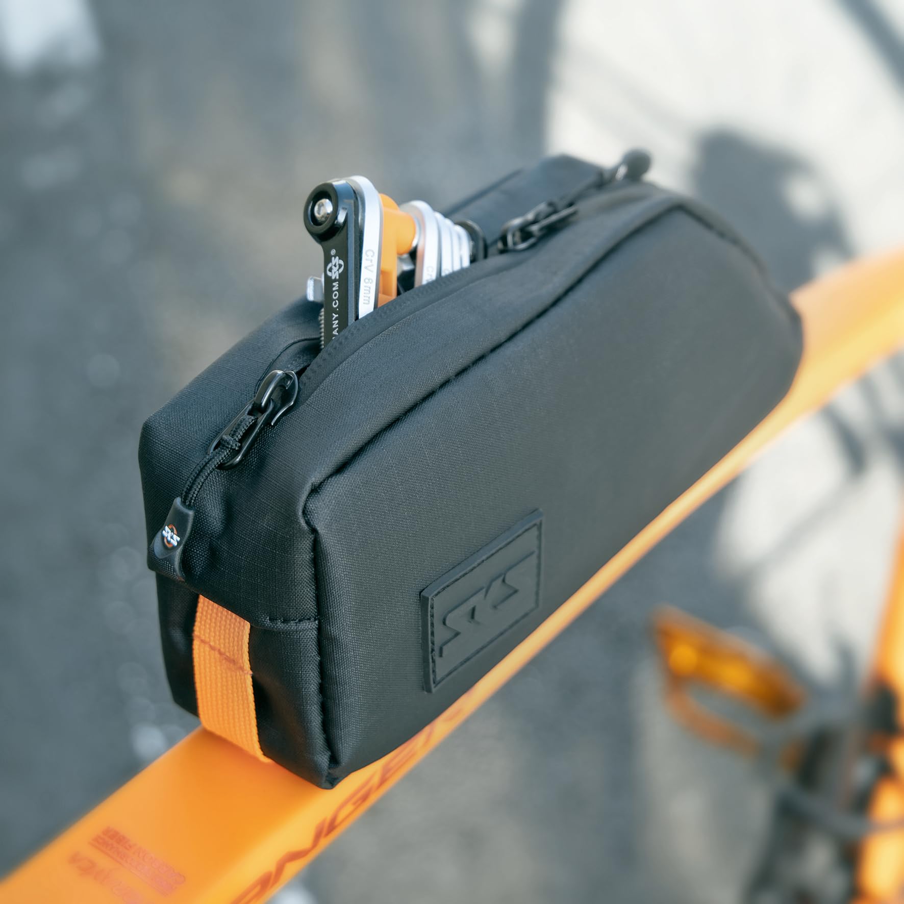SKS GERMANY URBAN TOPTUBE Bag torba na górną rurę rowerową (wodoodporna torba rowerowa, skracane paski na rzepy, zabezpieczony przepust kablowy), czarna