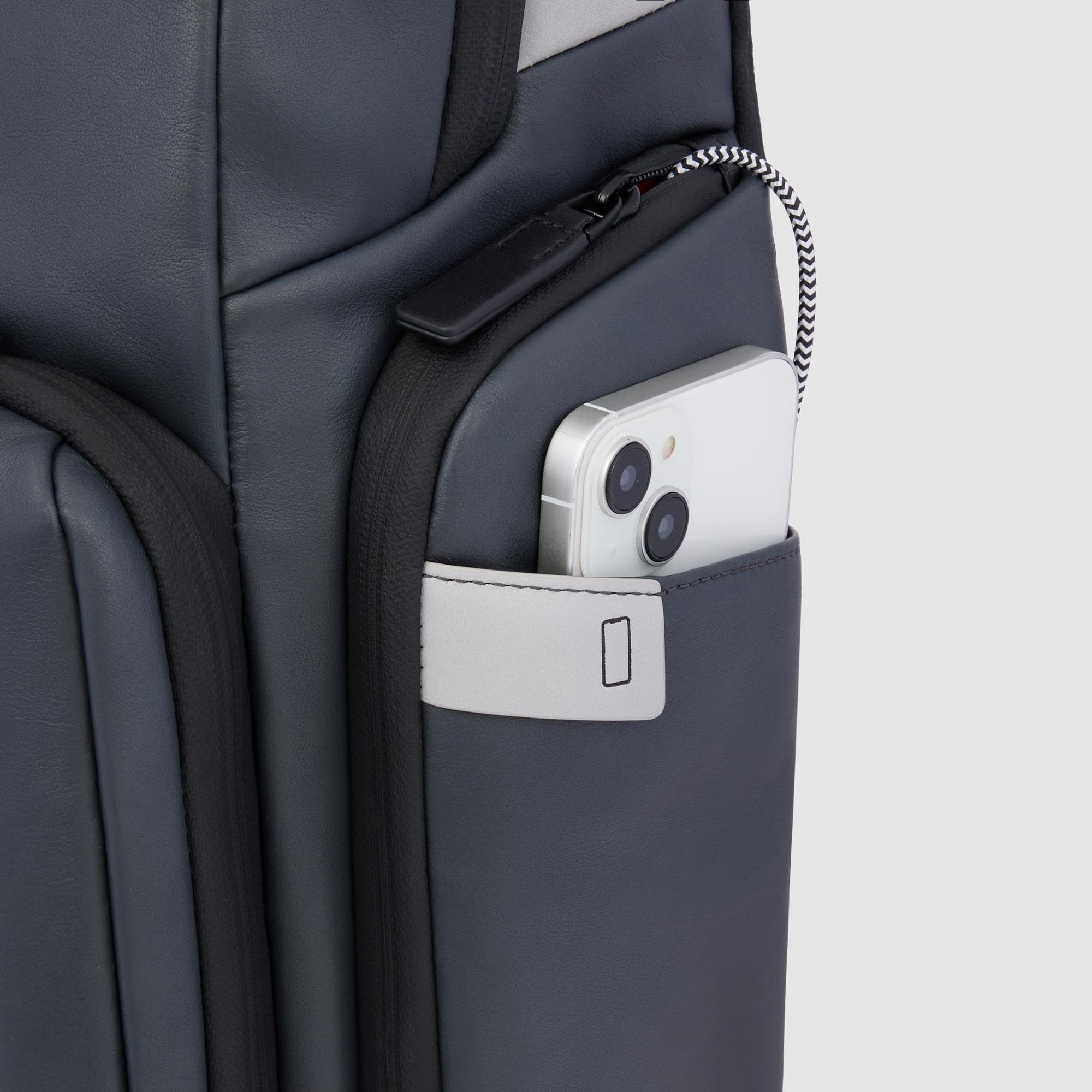 PIQUADRO - Zaino Porta PC 15,6" con LED - in Pelle - Uomo - Grigio Nero | Luce integrata, Spallacci imbottiti, Vani organizzati, Ufficio, Uso quotidiano