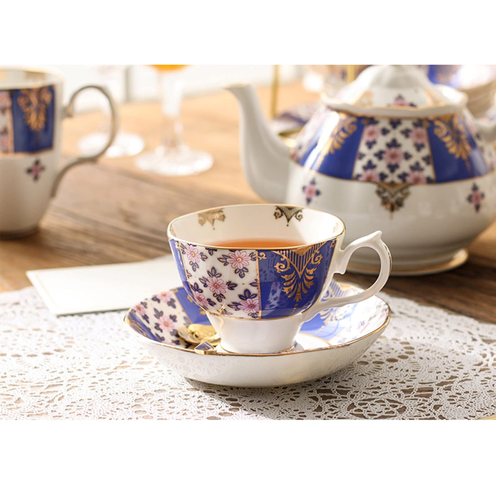 Amazon.com: NPQPNAFC European-style luxury tea set, palace bone china English  coffee cup, black tea flower tea cup gift porcelain cup Mugs : Home &  Kitchen