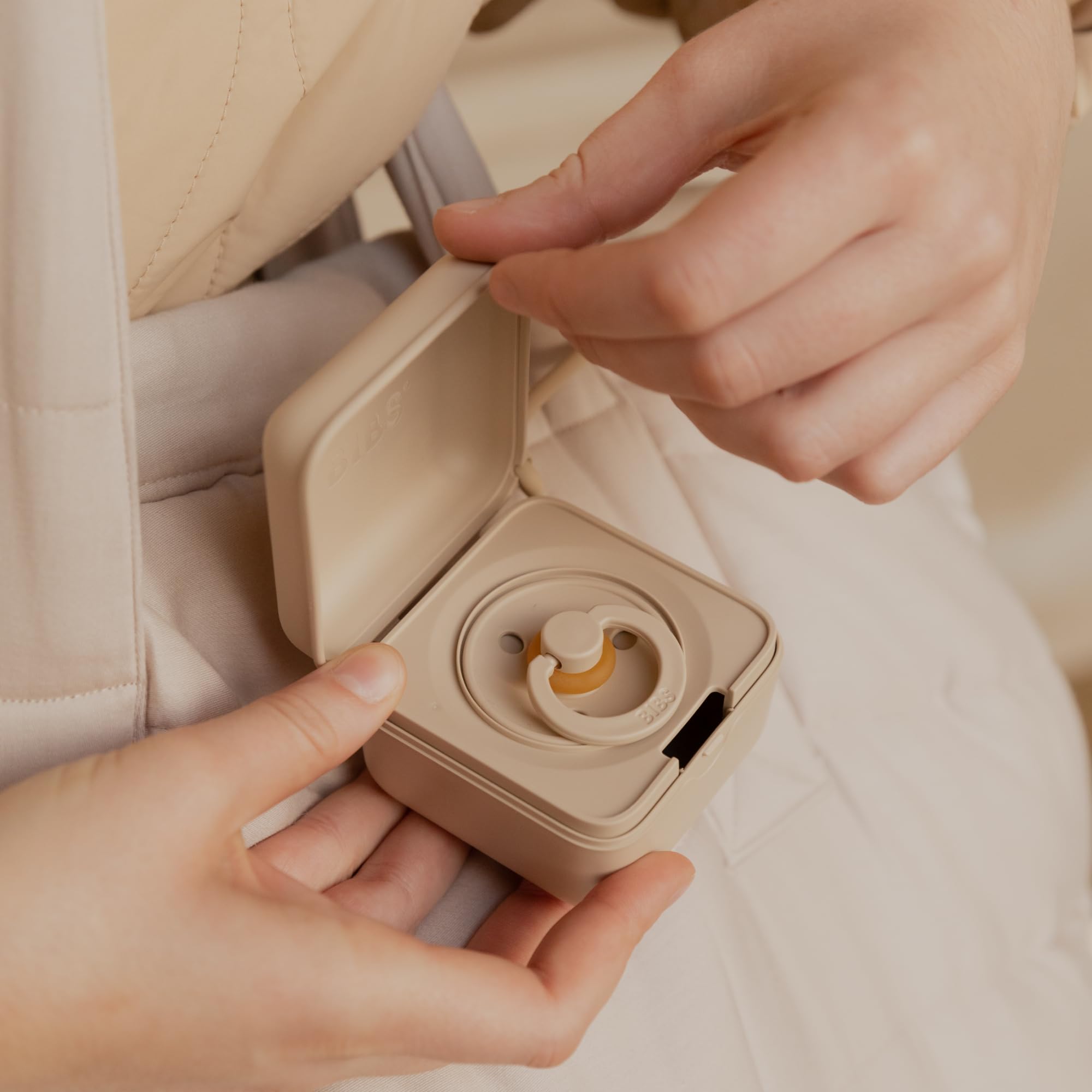 Contenitore per ciuccio BIBS con cordino. Supporto per ciuccio e contenitore per la sterilizzazione. Materiale approvato per uso alimentare 100% senza BPA. Prodotto in Danimarca. Iron