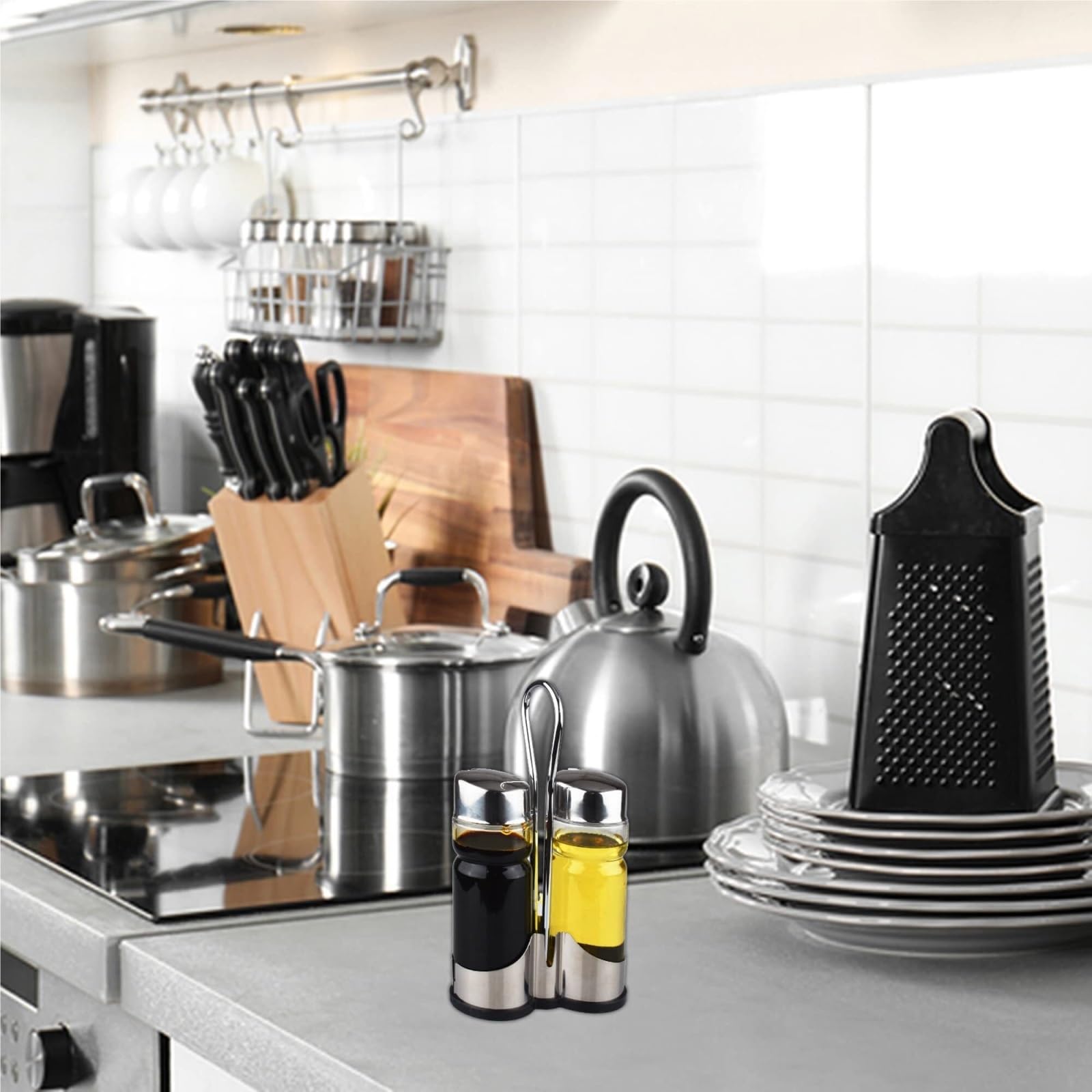 Dispenser per Salsa di Soia Kit Distributore Olio E Aceto Con Supporto In Acciaio Inox Flacone Erogatore In Vetro Trasparente Contenitore Dell'olio