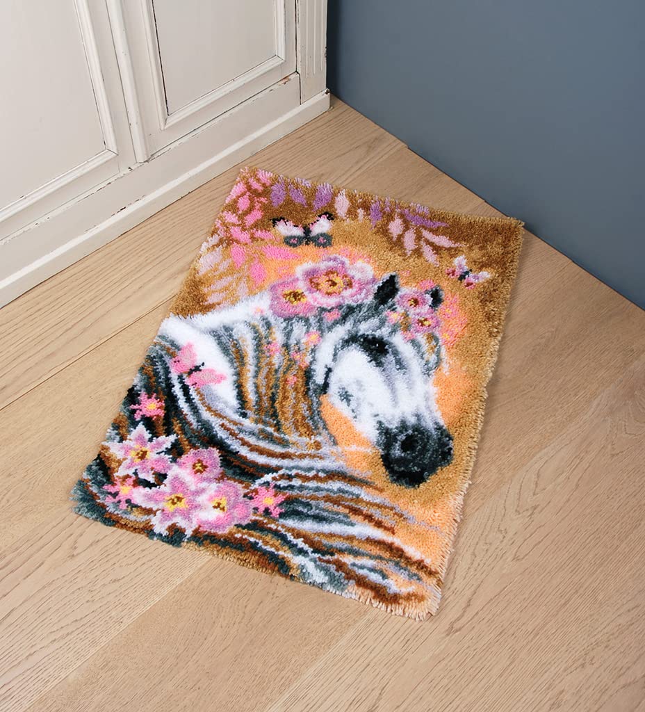 Vervaco Latch Hook Kit Per Tappetto CAVALLO CON FIORI Kit Gancio Di Chiusura Tappeto ca. 55 x 80 cm Set Ricamo Principianti Casa Decorazioni Attività Creative Adulti Hobby Rilassanti