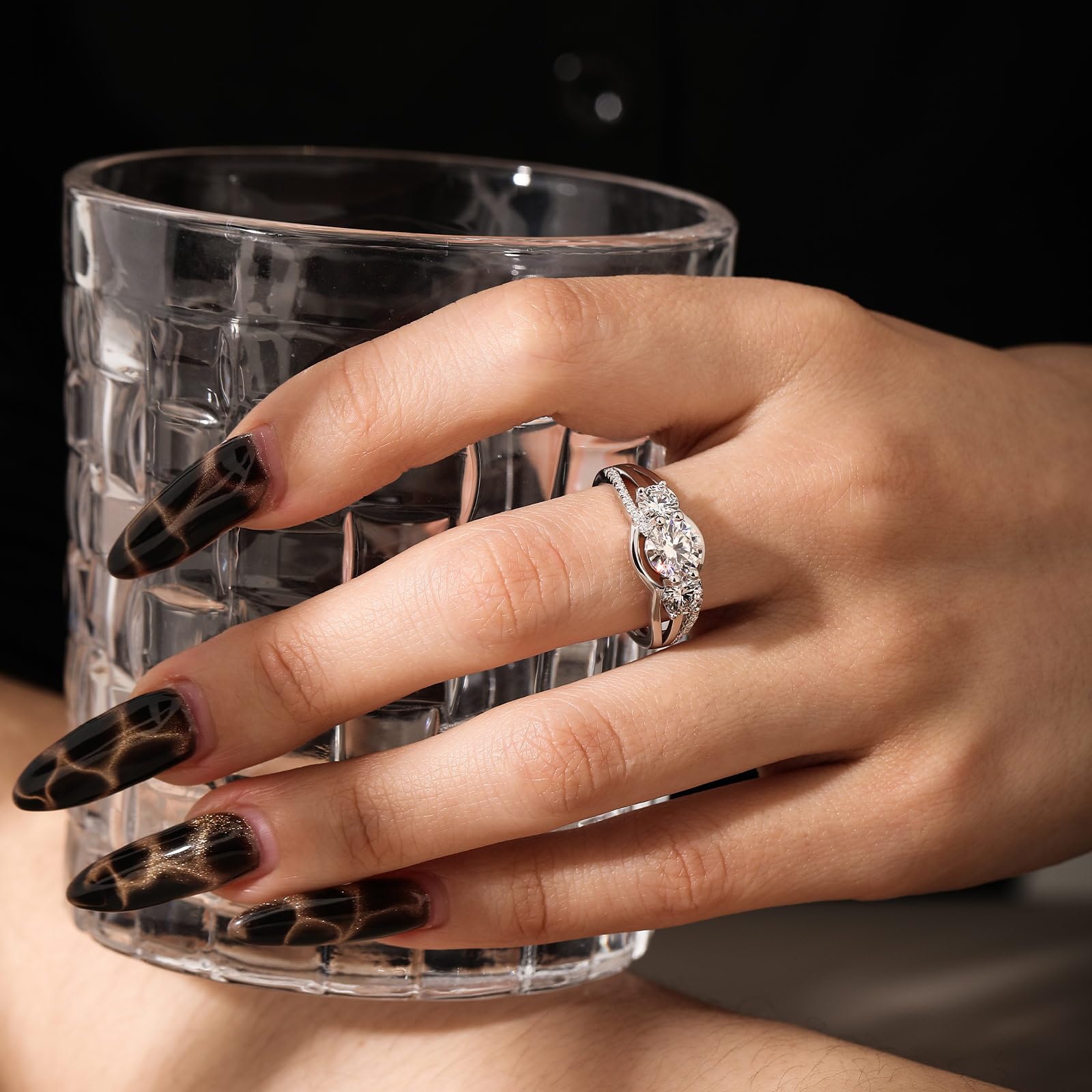Jeulia Damen Moissanit Ringe Retro Drei Steine Verlobungsring 1ct Rundschliff Ehering GRA Zertifiziert Tauring mit Zirkonia Tauring Farbe D VVS1 Sterlingsilber Ring für Frauen Geschenk