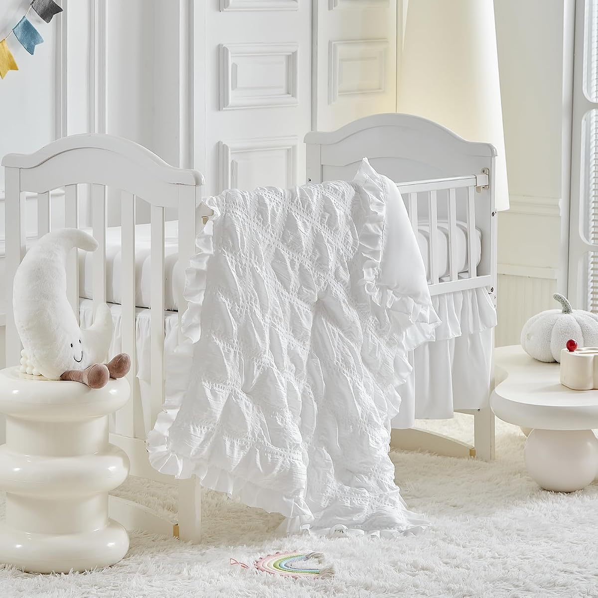 Juego de ropa de cama para cuna con volantes, edredón acolchado bohemio para bebé con sábana ajustable y falda de cama, ropa de cama de seersucker suave y transpirable con volantes, diseño de manta suave - Blanco