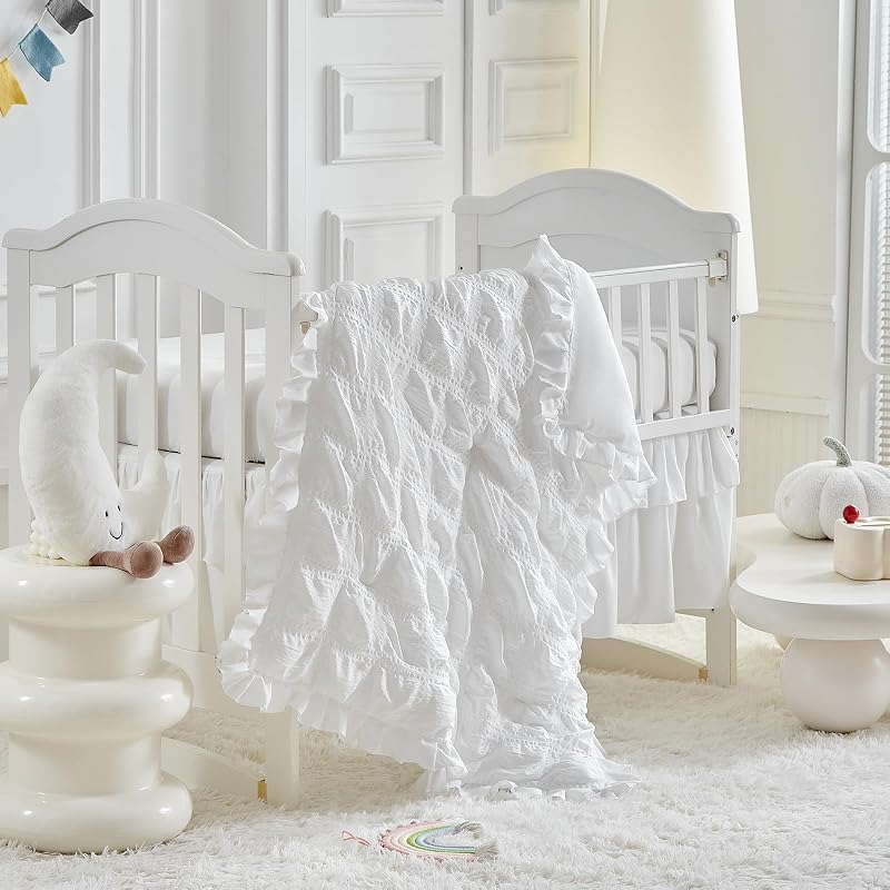 Juego de ropa de cama para cuna con volantes, edredón acolchado bohemio para bebé con sábana ajustable y pollera de cama, ropa de cama de seersucker suave y transpirable con volantes, diseño de manta suave - Blanco