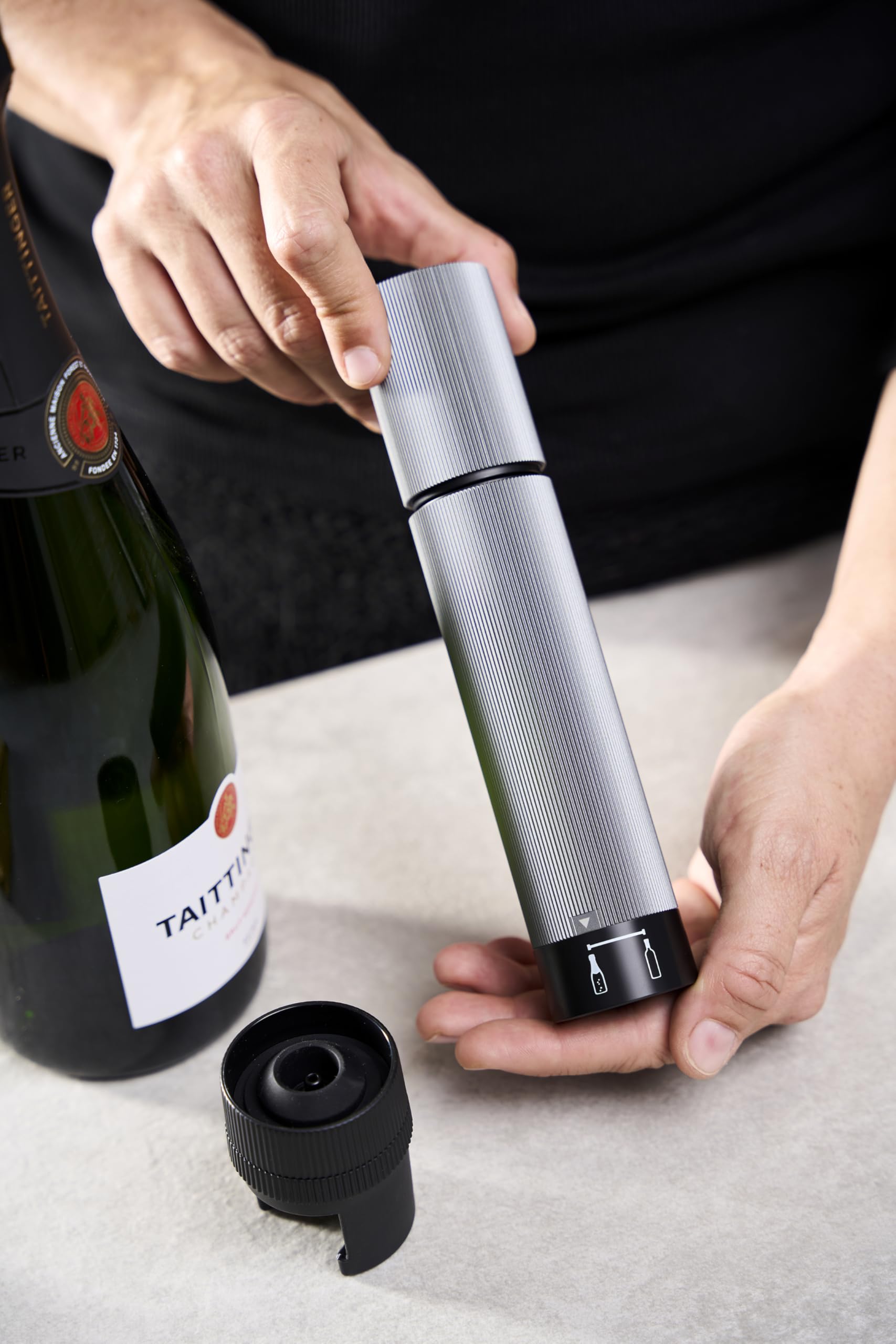 PEUGEOT - Pompe à Vide Manuelle Preserve Line en Aluminium - Double Fonction Vin Tranquille & Effervescent - 3 Bouchons Inclus - Préserve Arômes et Pétillant - Coloris Carbone