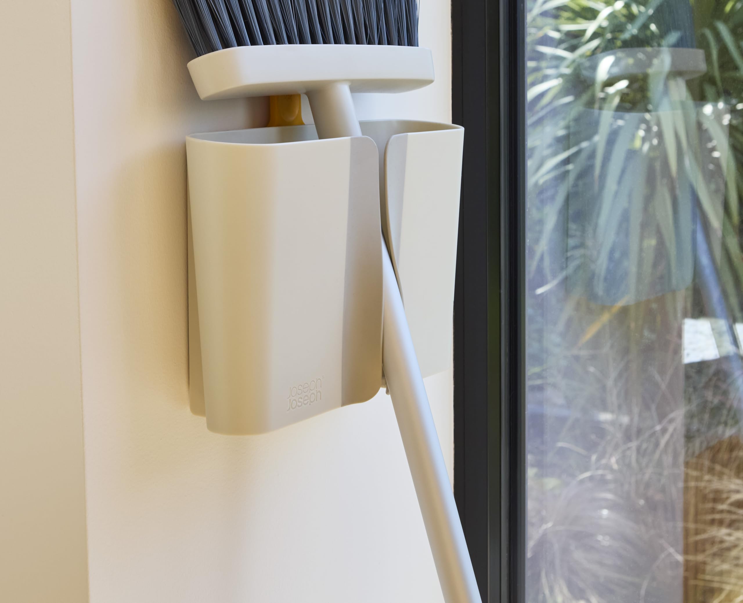 Joseph Joseph CleanTech Scopa a Parete con Manico Lungo Regolabile, con Custodia, Spazzola da Pavimento con Setole Morbide e Pettine