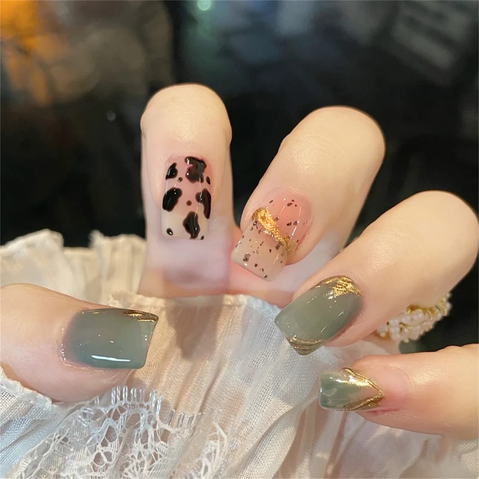Unghie finte quadrate Colla staccabile corta inclusa Copertura totale Stampa leopardata verde oro stampa francese sulle unghie 24 pezzi Suggerimenti per nail art per saloni di bellezza e donne Nail