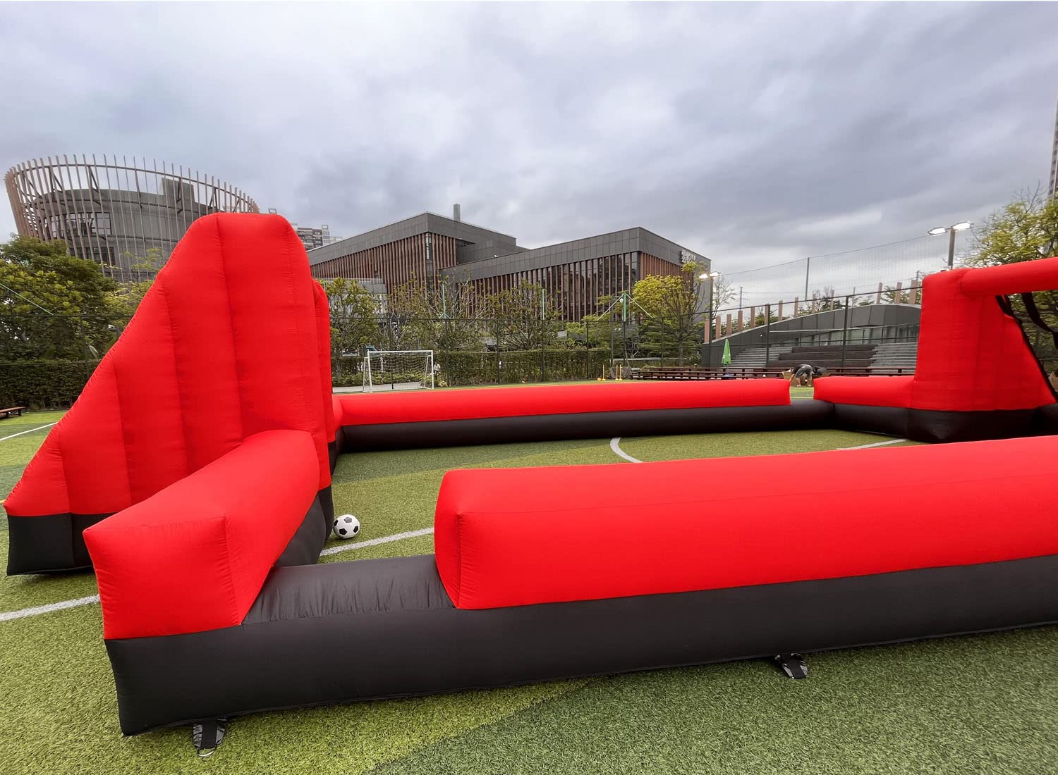 Aufblasbares Fußballfeld zum Spielen im Freien, ideal für Schulen und Teamspiele, kein Gebläse im Lieferumfang enthalten