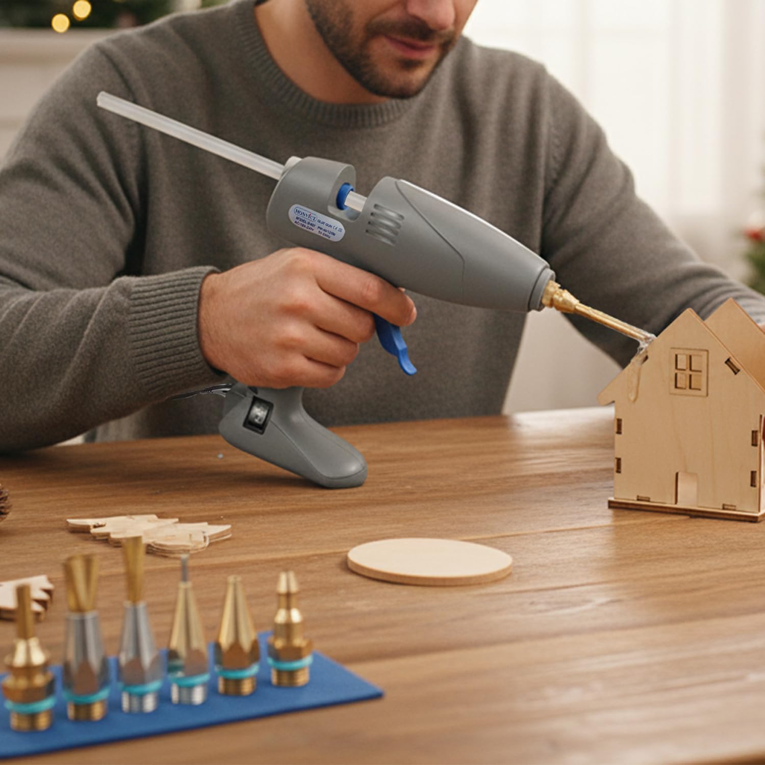 MONVICT Pistolet à colle thermofusible avec 7 buses en cuivre, 3 protège-doigts en silicone, 12 bâtons de colle double commutation de température, cordon amovible filaire utilisant une base debout