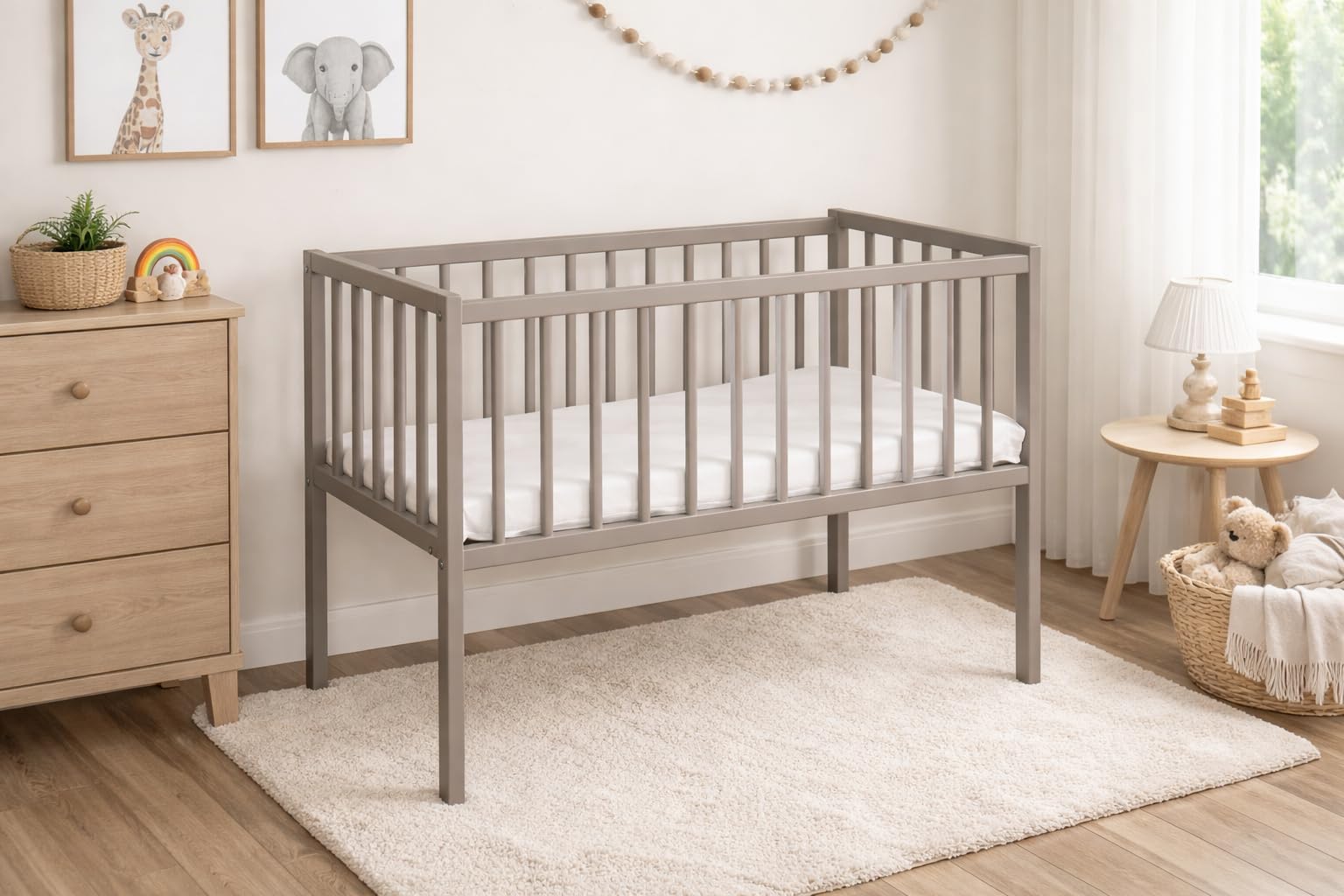 Beistellbett Baby 80x40 cm Charlie – Massives Buchenholz – inkl. Matratze & Befestigungsgurt – Absenkbare Seite – Babybett Taupe