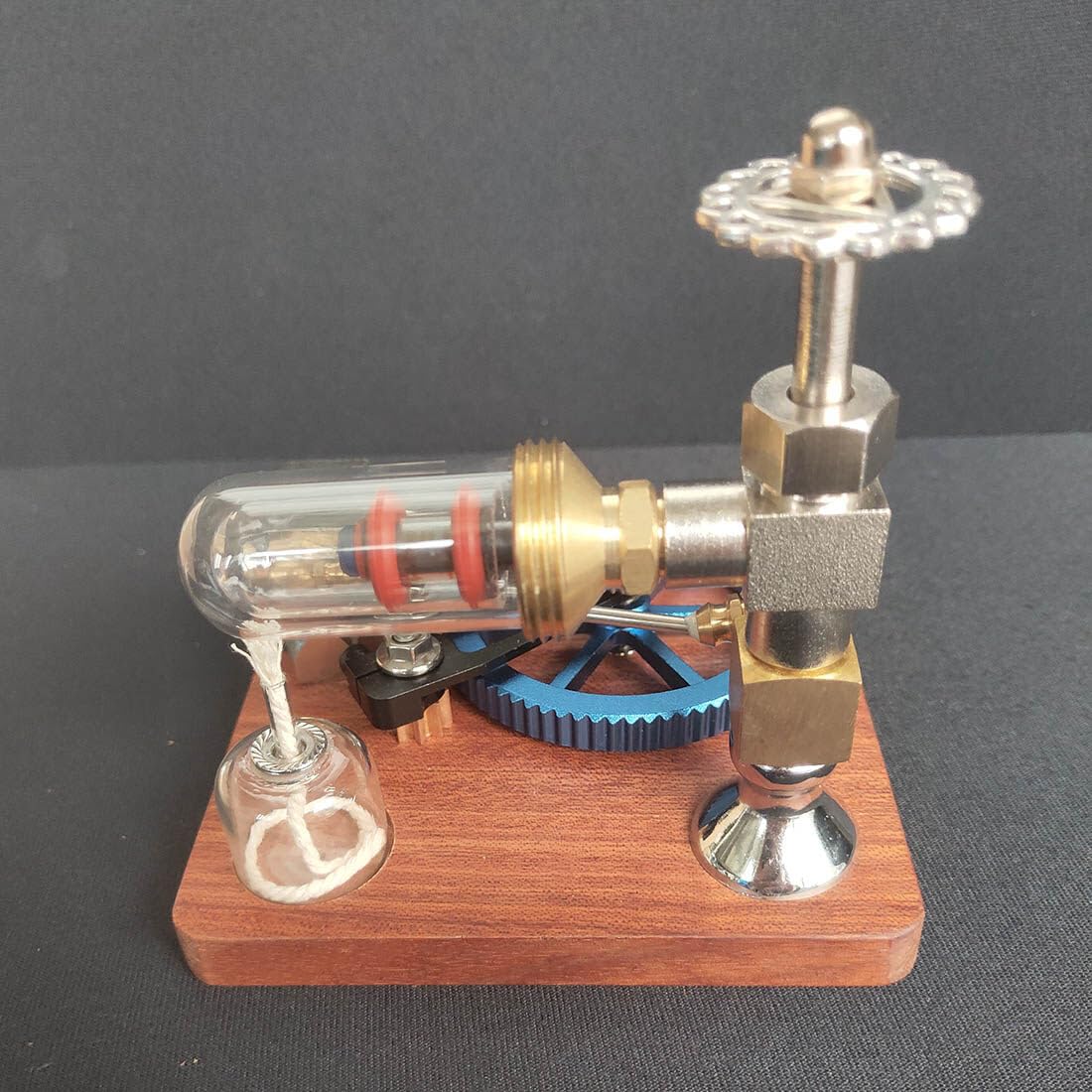Motore Stirling con velocità regolabile e volano orizzontale | Il controllo della velocità consente di variare il movimento sul volano orizzontale.