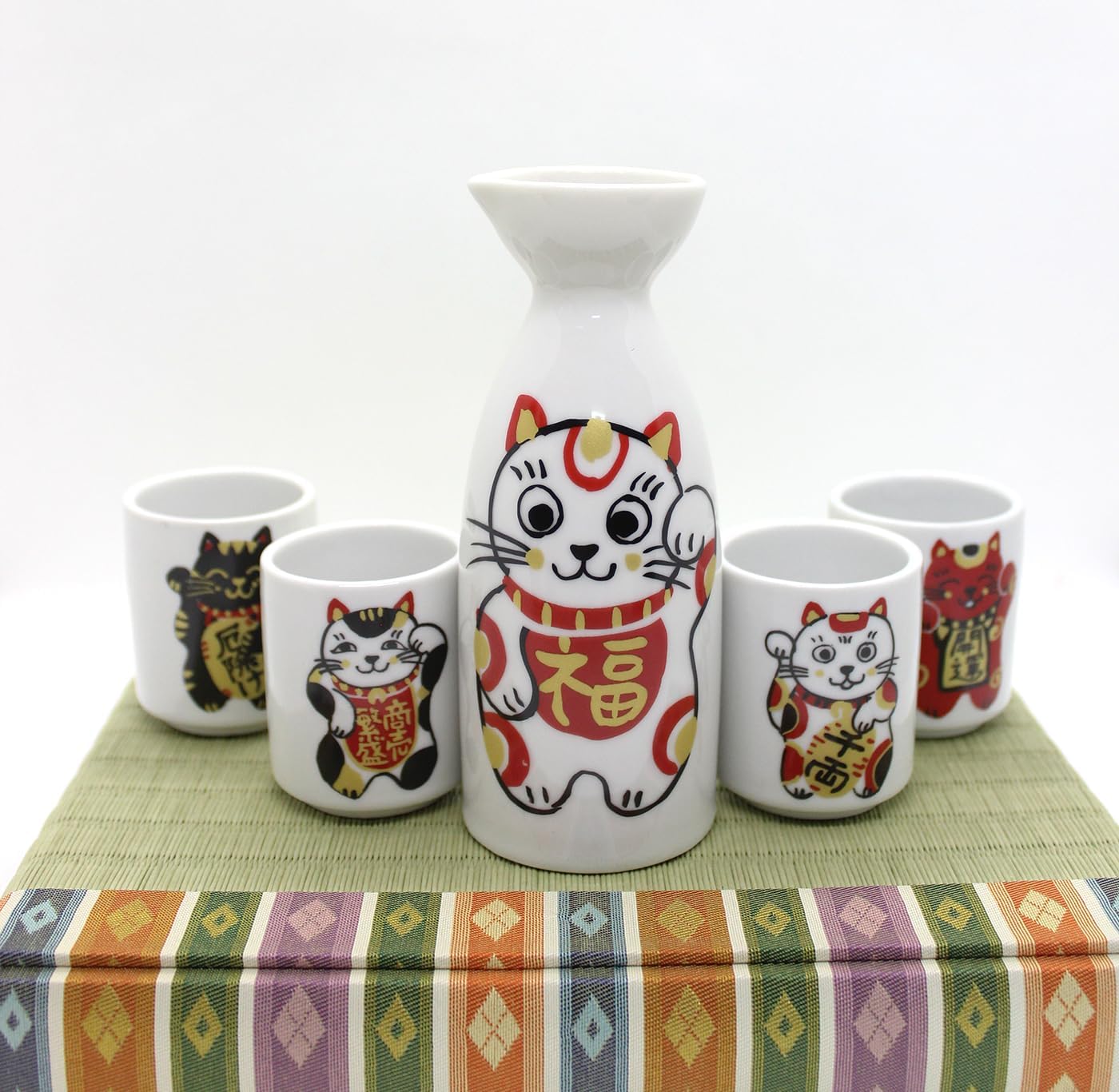 Japanese Sake Wine Soju Porcelain Set with 4 Ochoko Cups and Tokkuri Bottle Gifts (Maneki Neko Set)