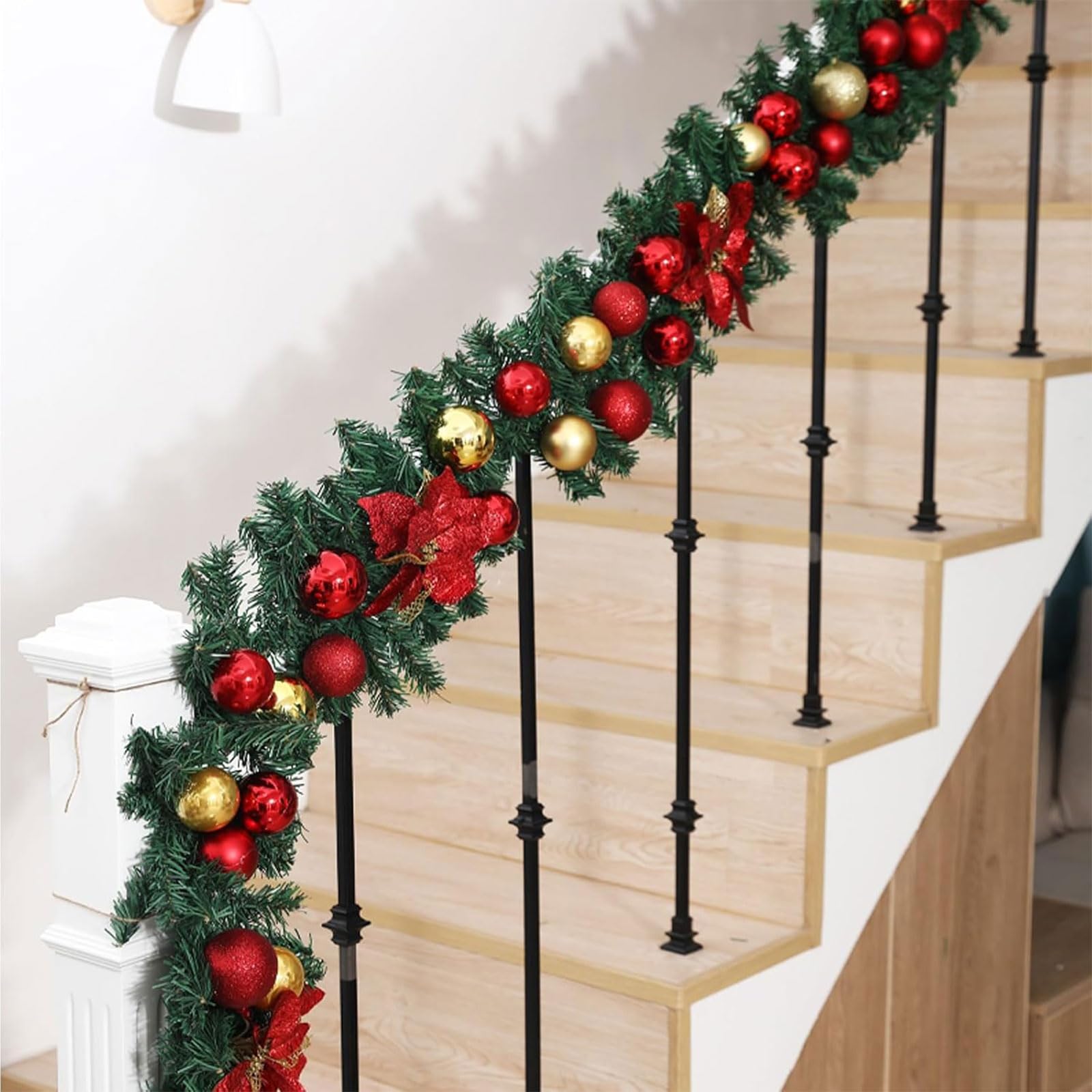 2,7m Weihnachtsgirlande zur Dekoration Dekoriert mit Blumen, Kugeln und Beeren für Herbstdekoration Treppen, Wänden, Kaminsimsen, Türen, Innen- und Außenbereichen Weihnachtskranz