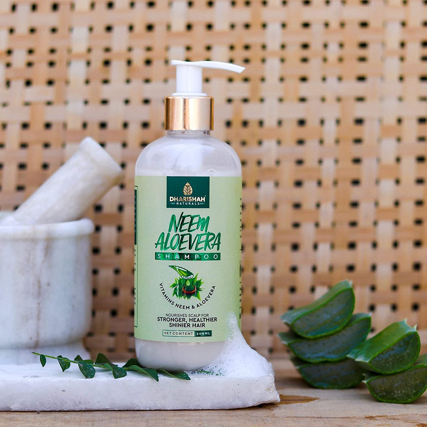 QURA Ayurveda Neem Aloevera szampon na porost włosów, ajurwedyjski szampon przeciwłupieżowy i oczyszczający skórę głowy, 300 ml (1 szt.)