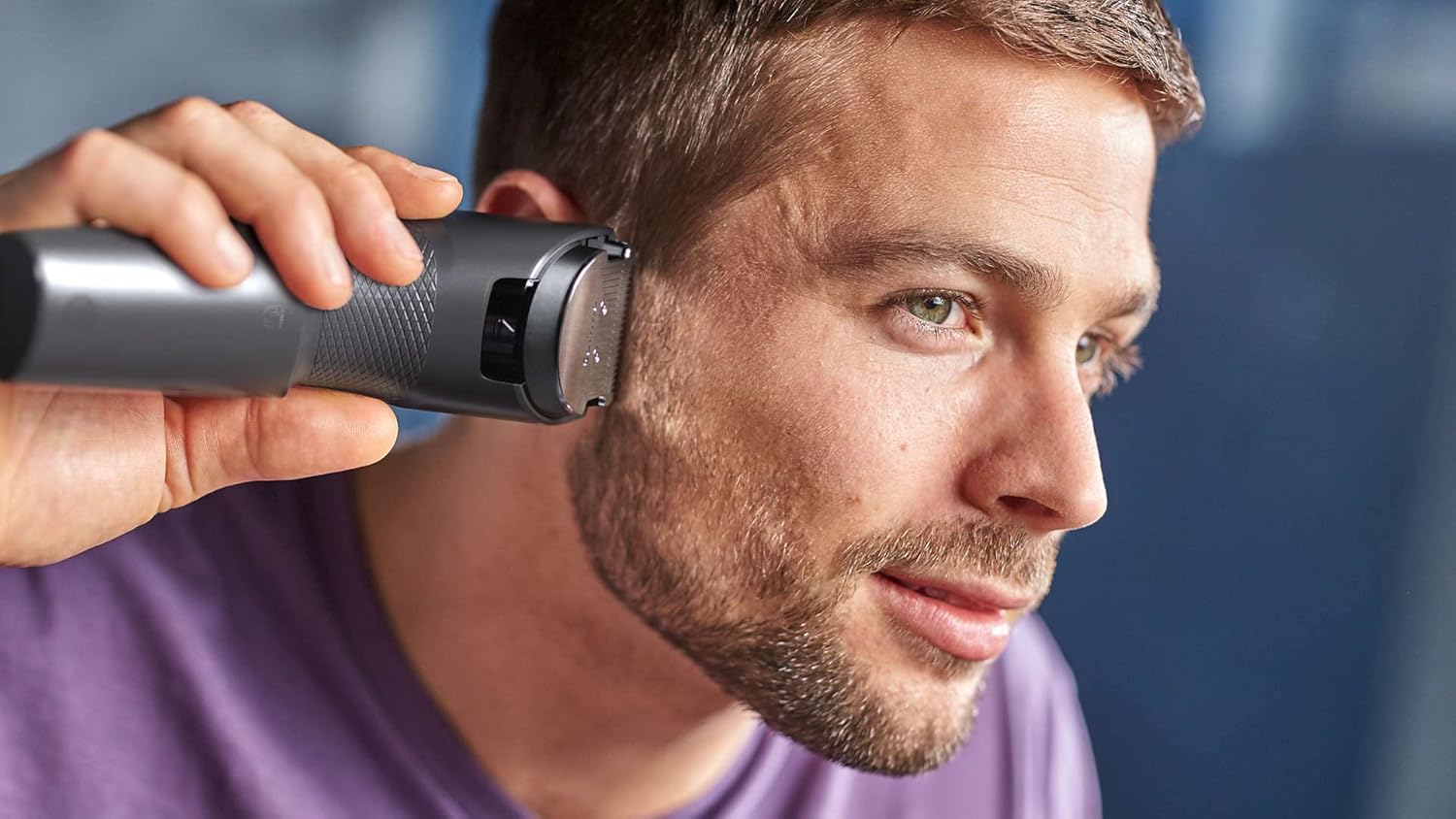 Mężczyzna używa maszynki do strzyżenia włosów Philips HC3530/15 do przycinania brody bez grzebienia