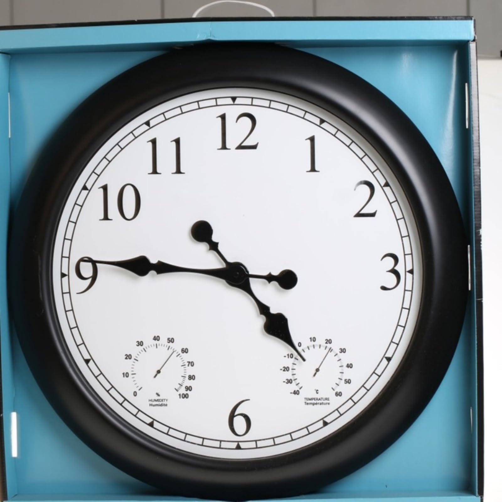 KESOTO Orologio da Parete Esterno Grande con Numeri Lancette Nere Quadrante Bianco Leggibile Termometro E Igrometro Integrati Materiale Plastica E Vetro Adatto a Giardino Balcone Cucina Caffetteria