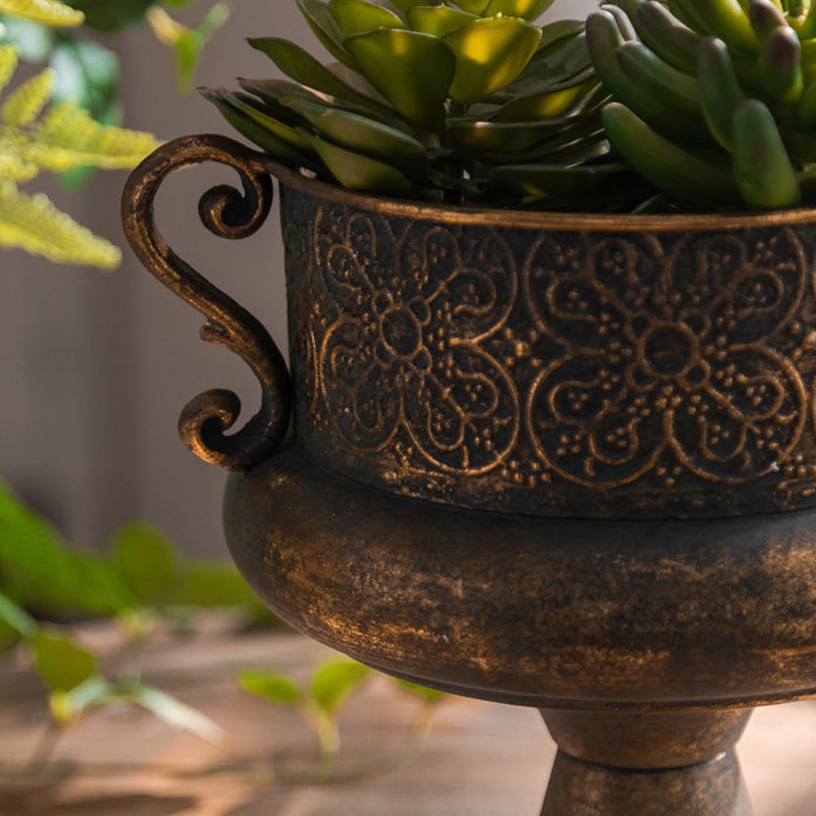Pflanzgefäß aus geprägtem Eisen, runder antiker Blumentopf für den Innen und Außenbereich, Garten und Heimdekoration, Fotografie Vase