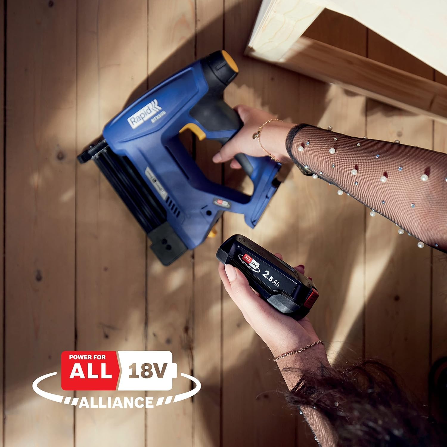Rapid BTX606 - Agrafeuse Murale 18V, Agrafeuse-Cloueuse Électrique Sans Fil à Batterie, pour Agrafes à Couronne Étroite & Pointes, Bois Dur & Tendre + Batterie 2,5 Ah, Chargeur, Malette (5001502)
