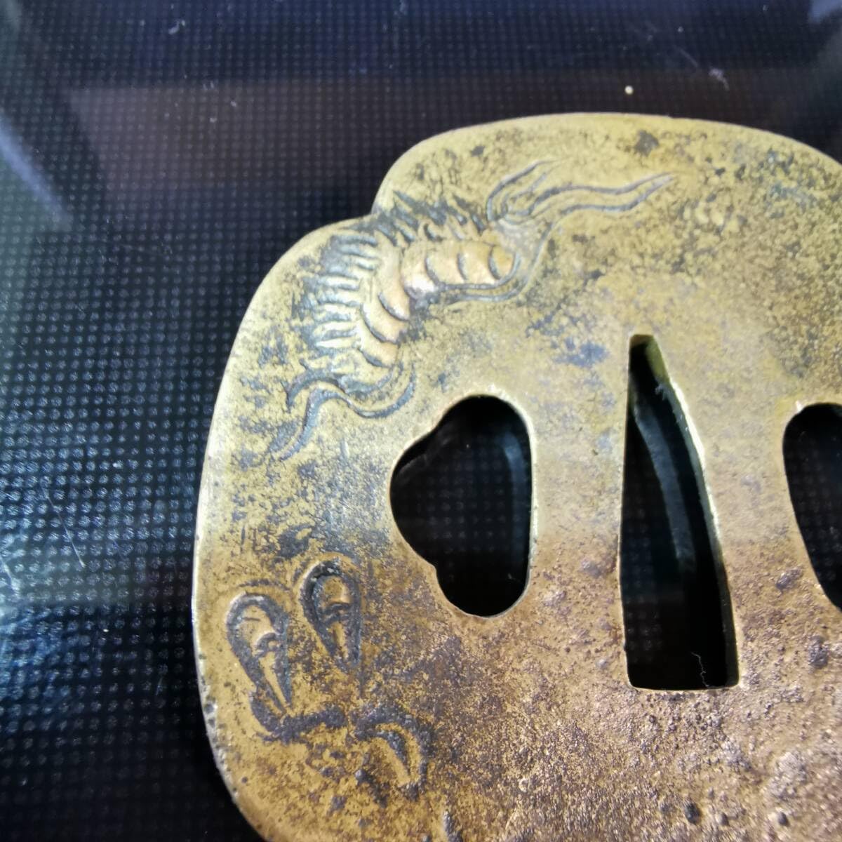 旧家蔵出し品　鍔　正方 時代物　刀装具　武具 旧家蔵出し品 鉄製 透かし鍔 蝶の図 刀装具 武具 鍔 箱無し