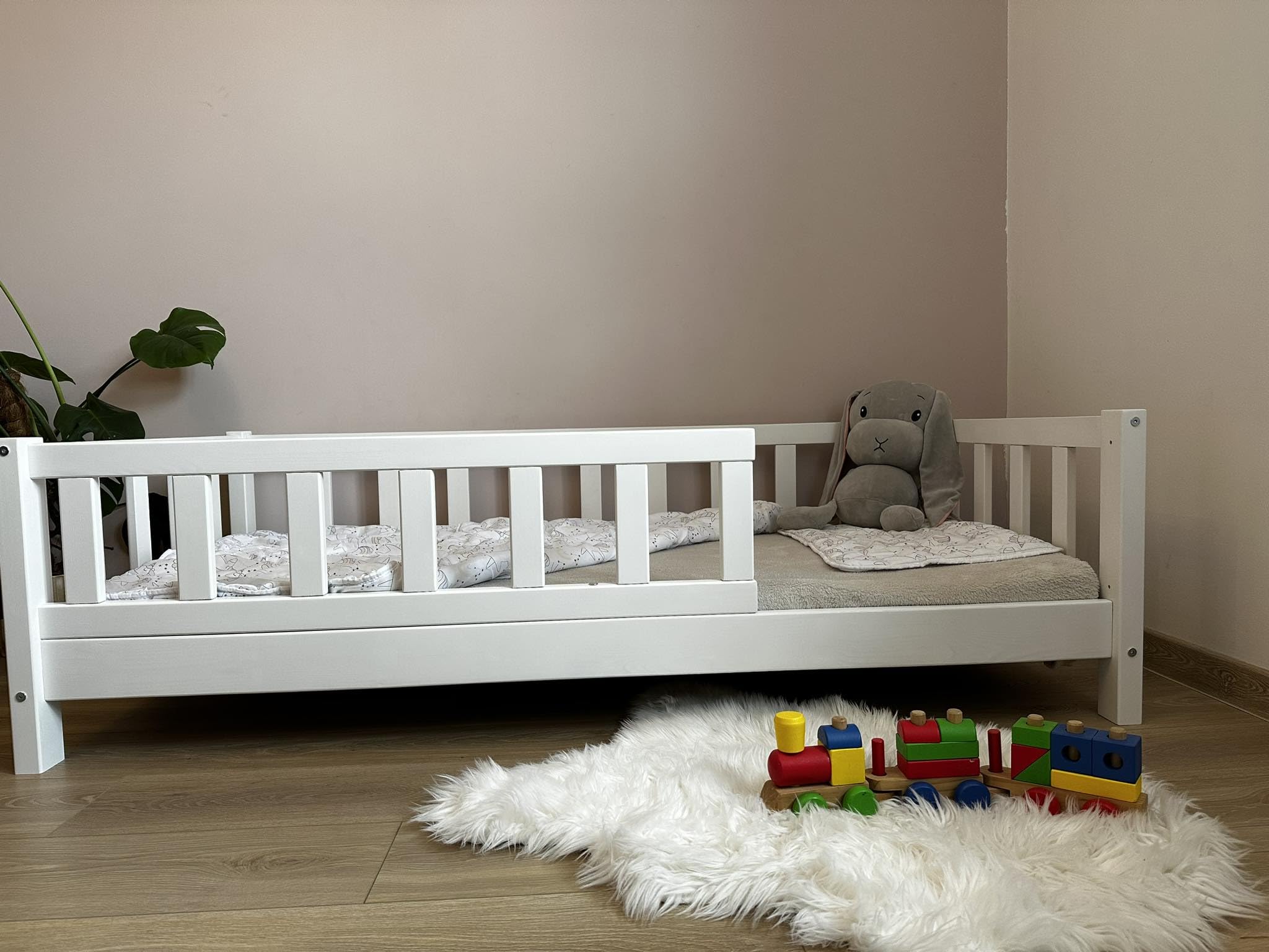 Alije Kinderbett Bett mit Rausfallschutz 90x140 Weiß Leo Lattenrost Bettgestell aus Kiefer Holz für Haus Kinder Jungen & Mädchen - Holzbett Baby Kinderzimmer Junge Deko