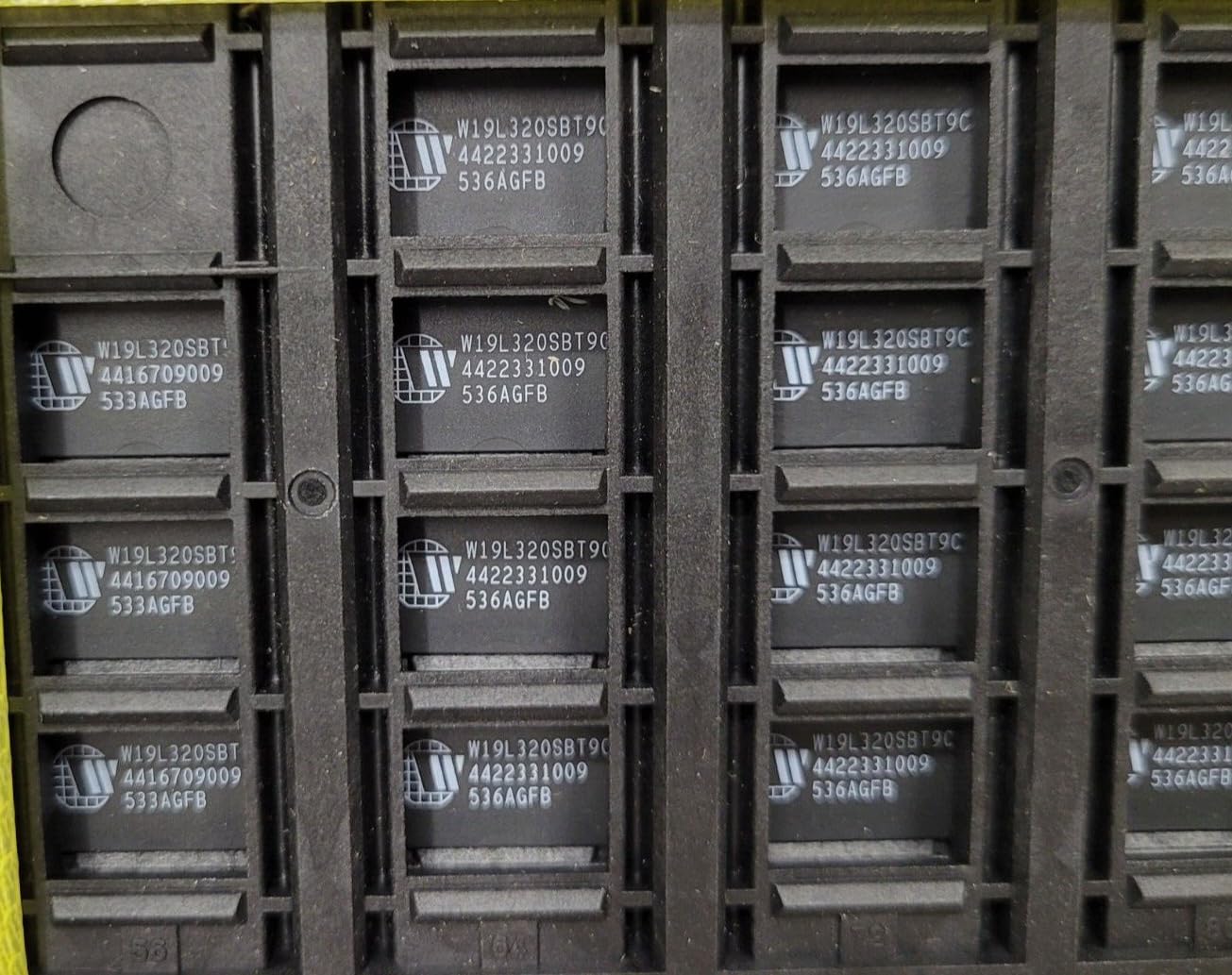 (1 PC) W19L320SBT9C WB