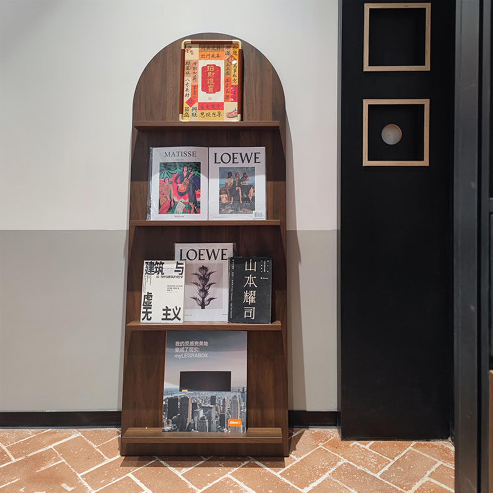 JSWHYBD Boden-Zeitschriftenständer, 4-stufiger Holz-Prospektständer, Freistehendes Regal Einfacher Stil für Zuhause Ausstellung Büro, 58x180 cm Black