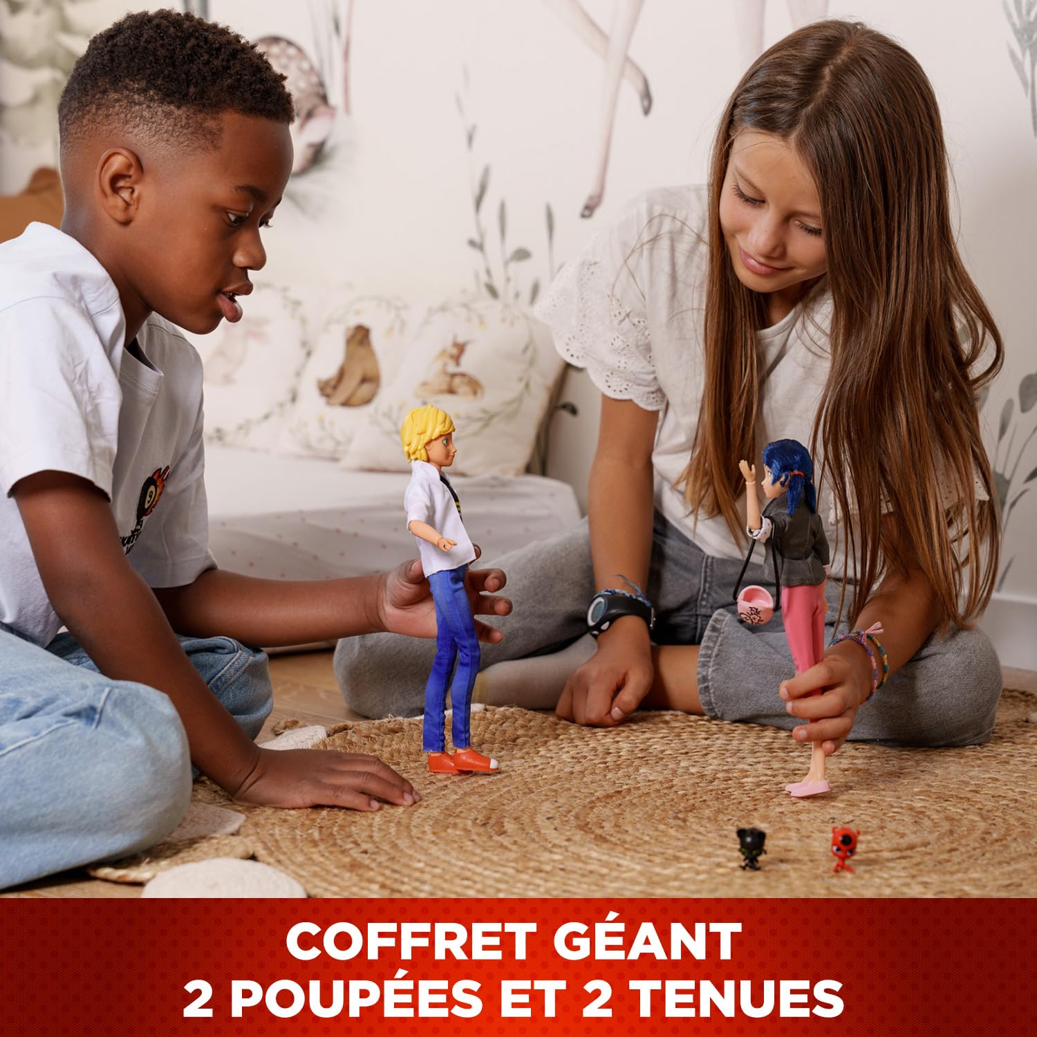 BANDAI - Miraculous - Pack 2 Poupées Marinette et Adrien avec 2 Tenues Ladybug Chat Noir, Accessoires - Coffret Miraculous 2 Figurines 26cm Idée Cadeau pour Enfant - Jouet Enfant 4 Ans et + - P50359