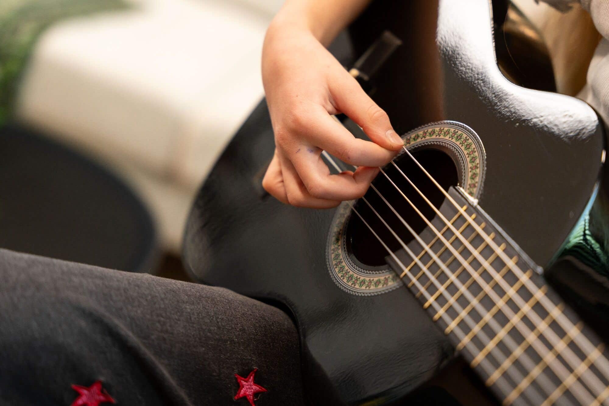 MAX SoloArt Junior 1/4 Guitarra Clásica para Niños de 3 a 6 Años - Set Completo con Funda Mochila, Afinador Clip, Soporte GP20, Púas y Cuerdas de Nailon - Ideal para Principiantes Infantiles