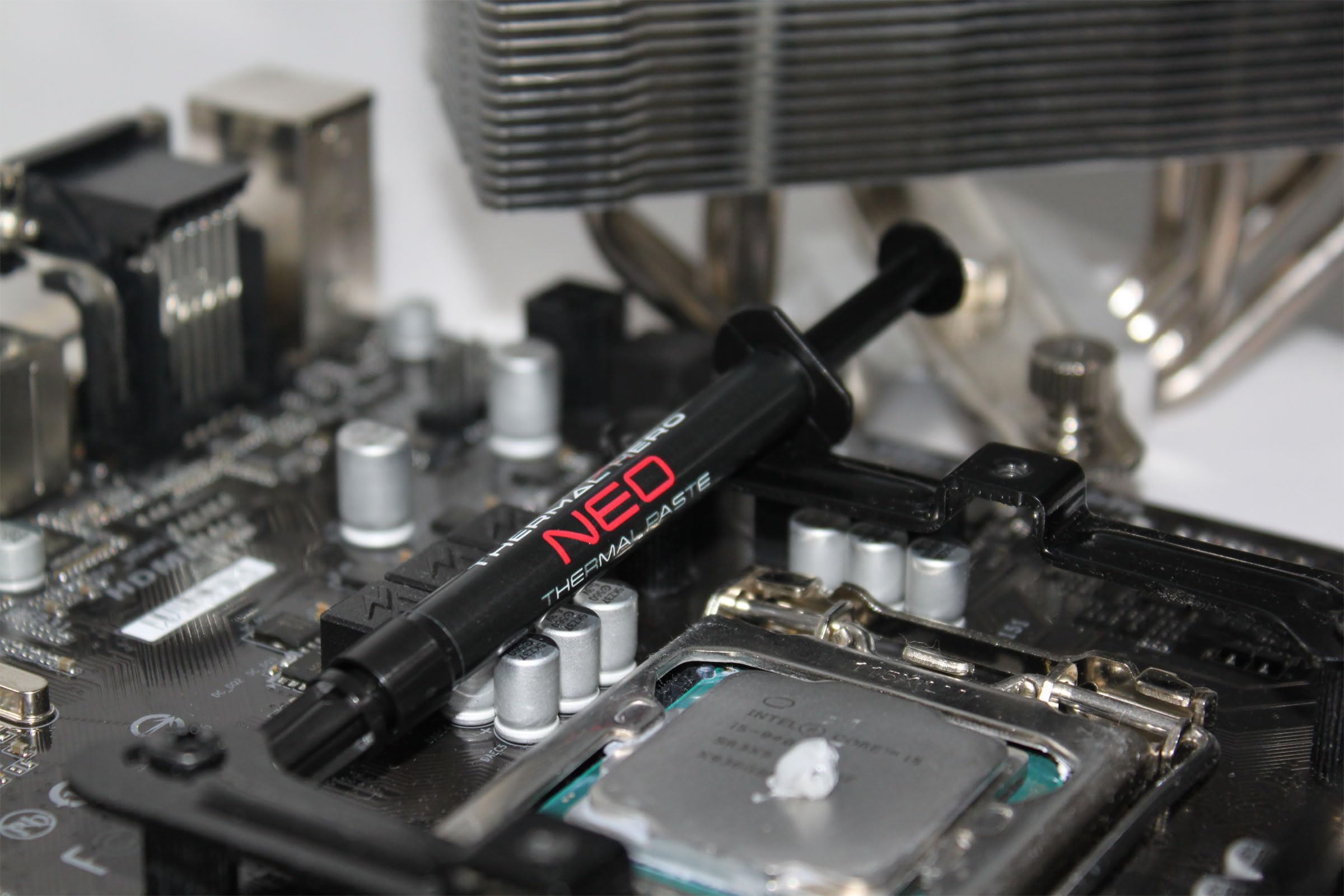 Pasta termica NEO (50g) per applicazioni di base: adatta per tutte le CPU (AMD e Intel) GPU Xbox PS4 PS5 include panno di pulizia e pistola per pasta