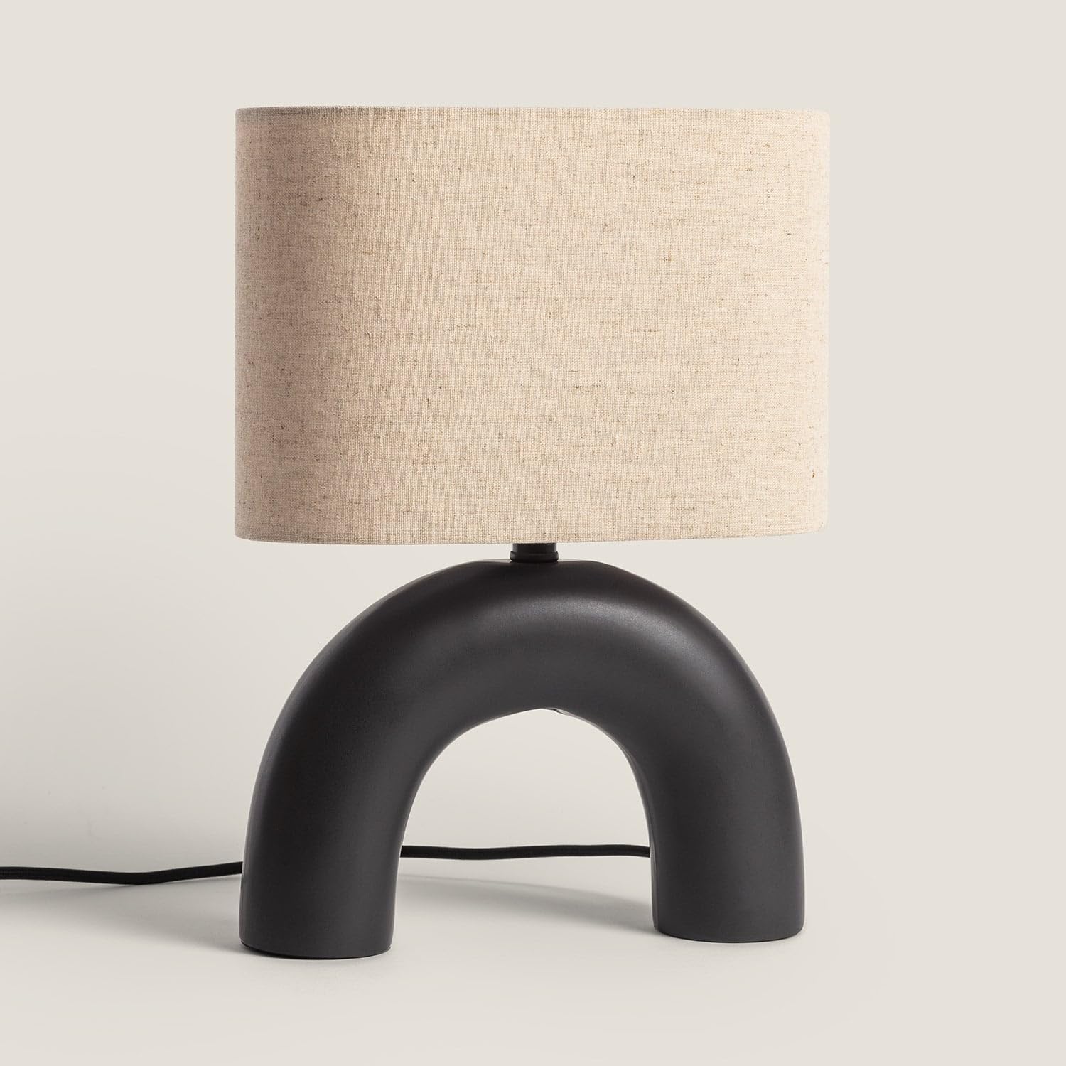 LEDKIA Lámpara de Mesa Cerámica y Tela Callie Negro | Base de Cerámica y Pantalla de Tela | Iluminación Máxima 40W | Uso Interior IP20 | Dimensiones Compactas