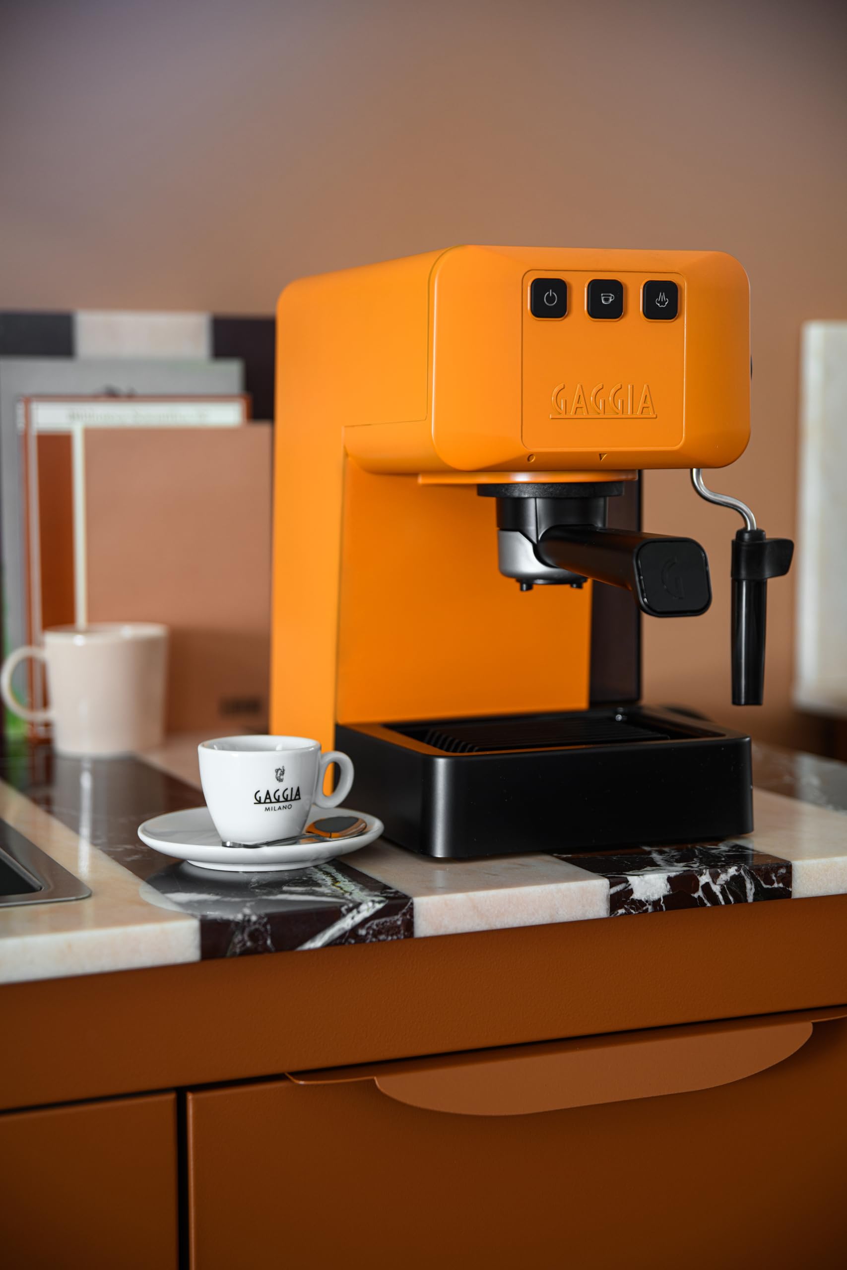 Gaggia EG2109 ORANGE Macchina Manuale da Caffè Espresso, Macinato o Cialde, Sistema POD per Espressi Cremosi Con Cialde, Pre-Infusione Automatica, 15 bar, Nuovo Modello 2023, 100% Made in Italy