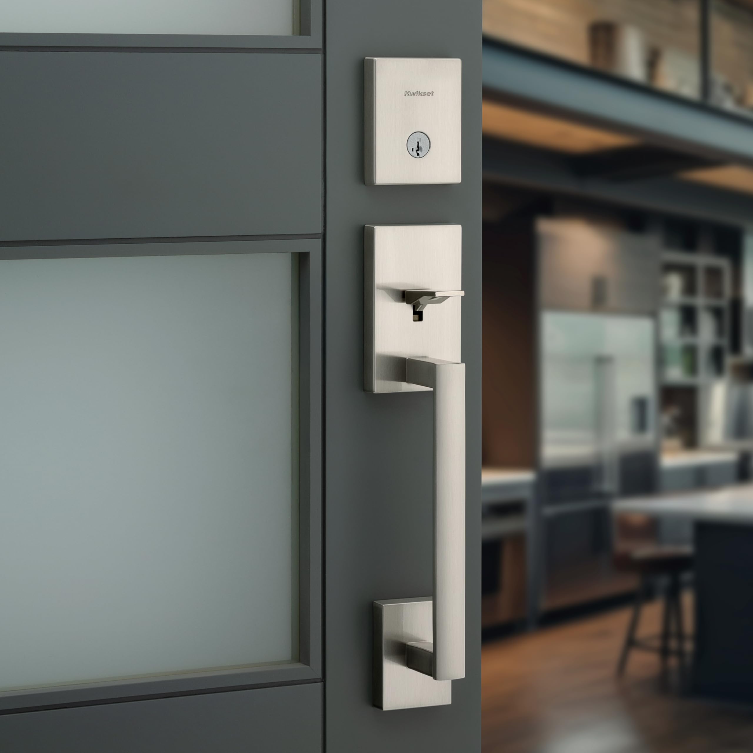 Kwikset San Clemente - Juego de manija y cerrojo de seguridad para puerta delantera, juego de manijas de entrada exterior con perilla interior cuadrada Pismo, níquel satinado, resistente a las púas