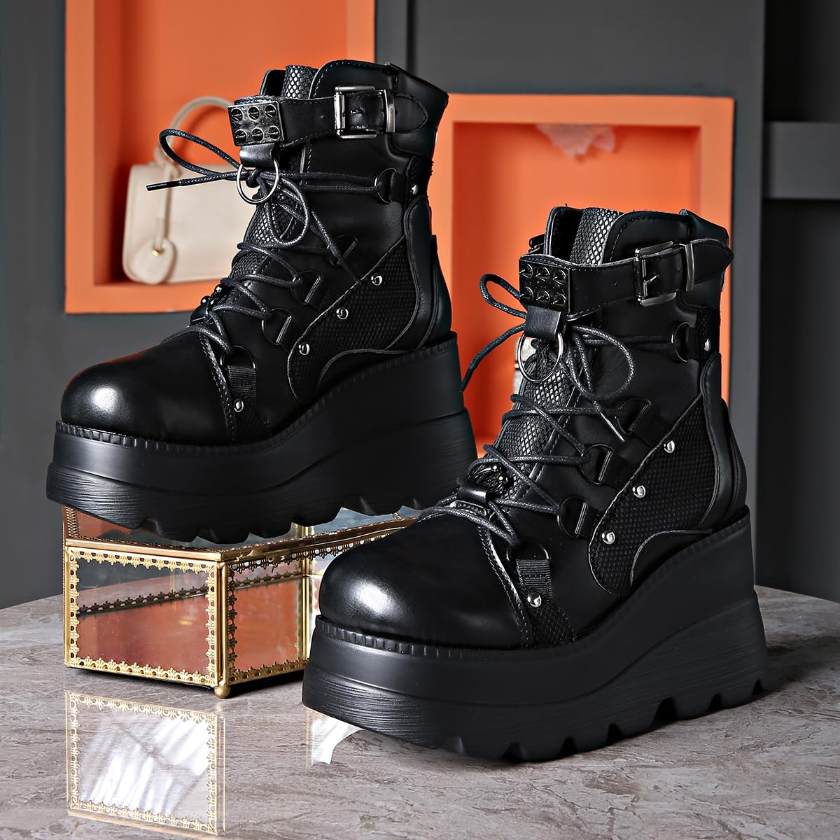Plataforma gruesa gótica de las mujeres cuñas Botas de tobillo con cadena Corazón remache Punk Botas de motocicleta de la mitad de la ternera Cuñas de cremallera del dedo del pie redondo Tacones