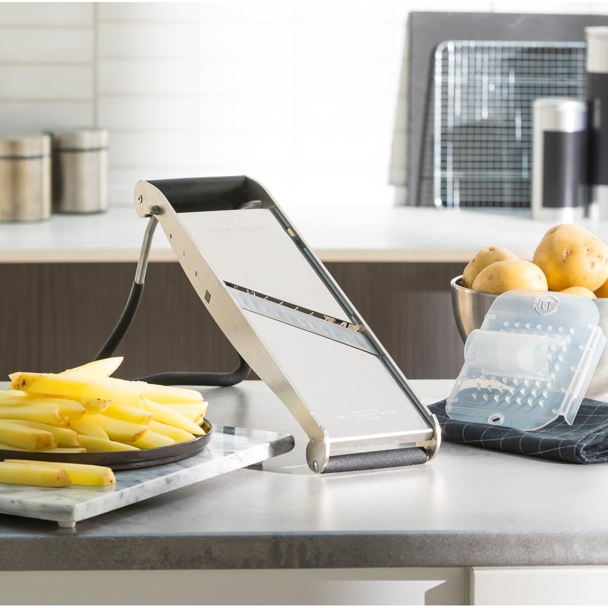 LOUIS TELLIER | Professioneller Edelstahl-Gemüsehobel Compact-PRO mit Ergonomischem Schieber und Standfuß | 2 Julienneeinsätze (4 & 10 mm) | Made in France, Silber | Professionelle Präzision, erweiterte Sicherheit und perfekte Schnitte in kompaktem Edelst