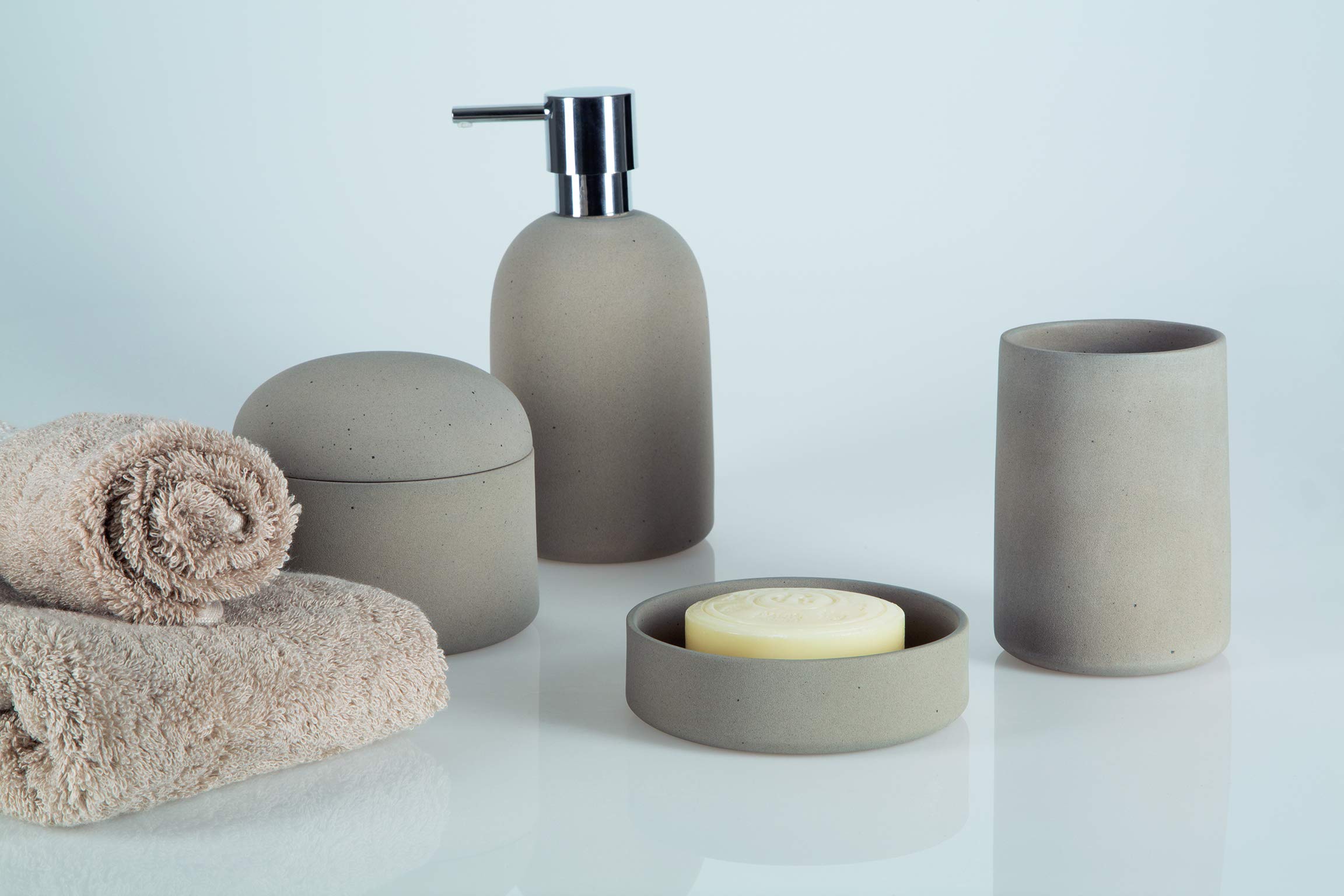 Spirella Gemma - Juego de accesorios de baño (5 piezas, loza, dispensador de jabón, escobilla, jabonera, lata de almacenamiento y vaso para cepillos de dientes, color beige