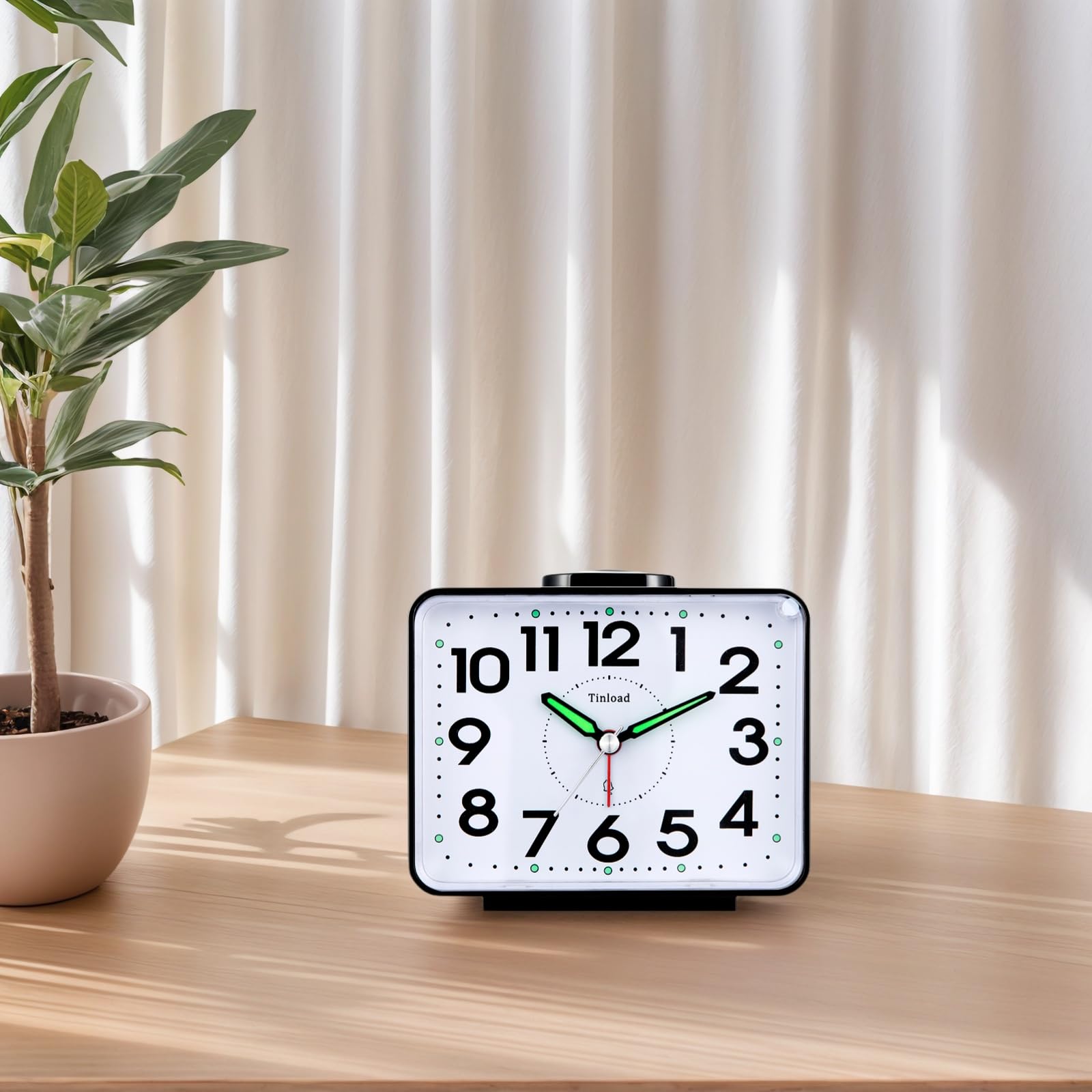 Tinload Réveil analogique pour seniors avec veilleuse, grand cadran de 4 pouces, réveil de table avec fonction snooze, alarme puissante, son de cloche en 3 niveaux progressifs, à piles