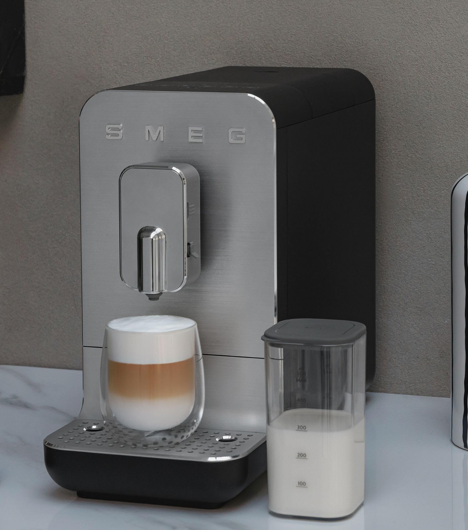 Smeg, Macchina da Caffè Espresso Automatica BCC13WHMEU, Sistema Latte, Macinacaffè Integrato, Sistema Thermoblock, 1,4 L, Cassetto Raccogligocce Rimovibile, Dimensioni Compatte, 1350W, Bianco