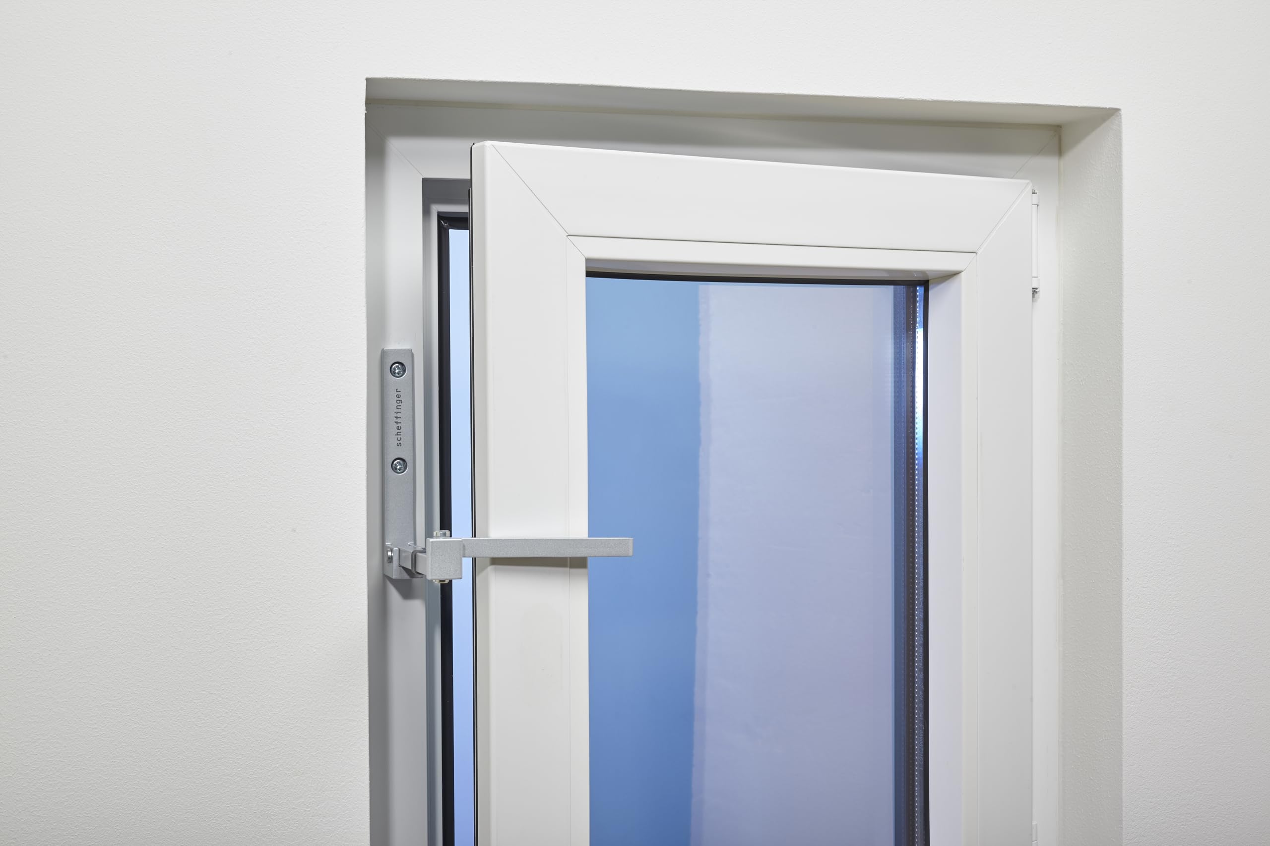 Türsicherung V77, robuste Konstruktion, maximaler Widerstand, zuverlässiger Schutz gegen Einbruch in Signalweiss