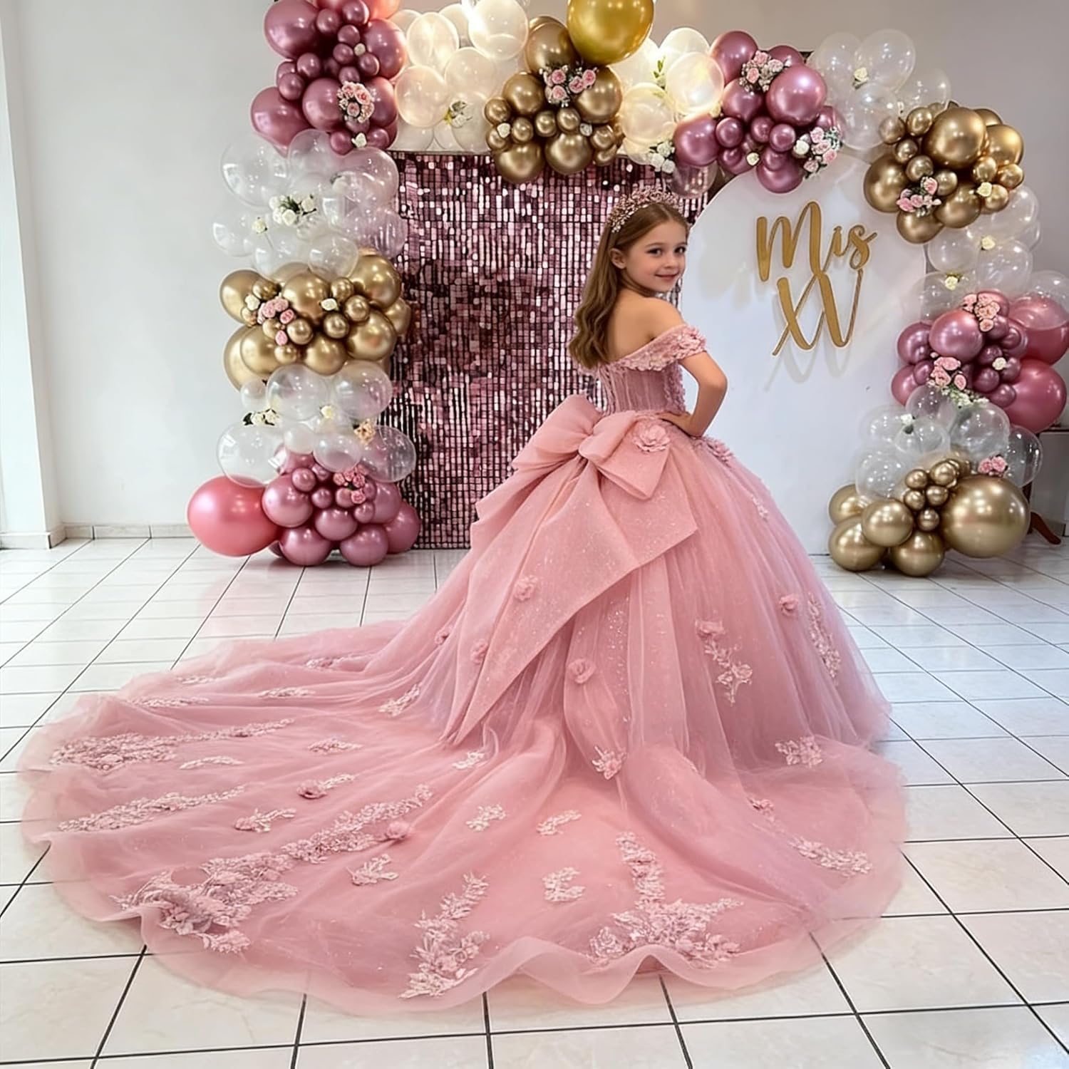 Blumenmädchenkleider mit Spitzenapplikationen und Schleife, perlenbesetztes Ballkleid mit Schleppe, Schulterfreies Festkleid für Mädchen