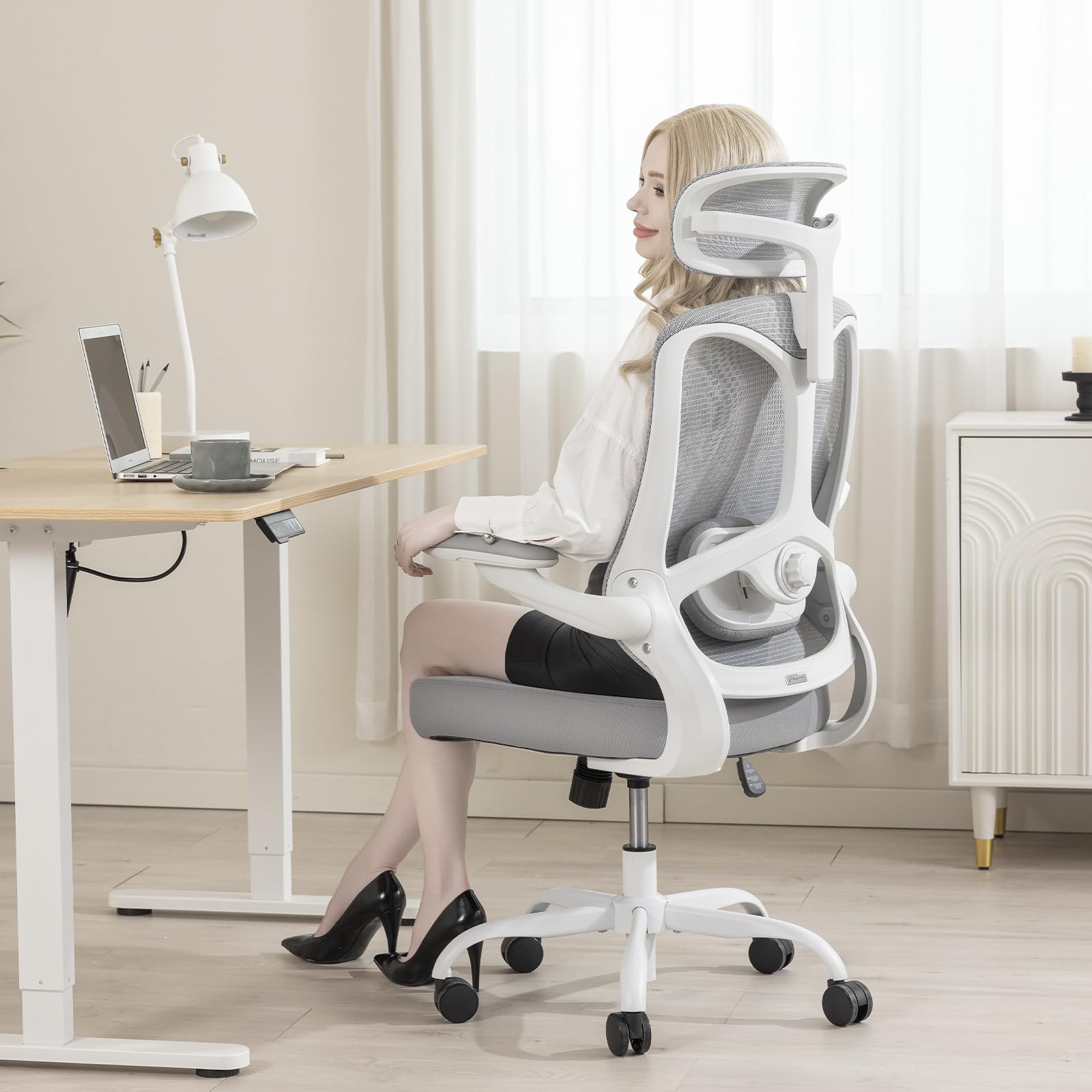 Magic Life Sedia da ufficio ergonomica,Sedia con poggiatesta 2D in rete con schienale alto, supporto lombare confortevole, braccioli regolabili (Bianco)