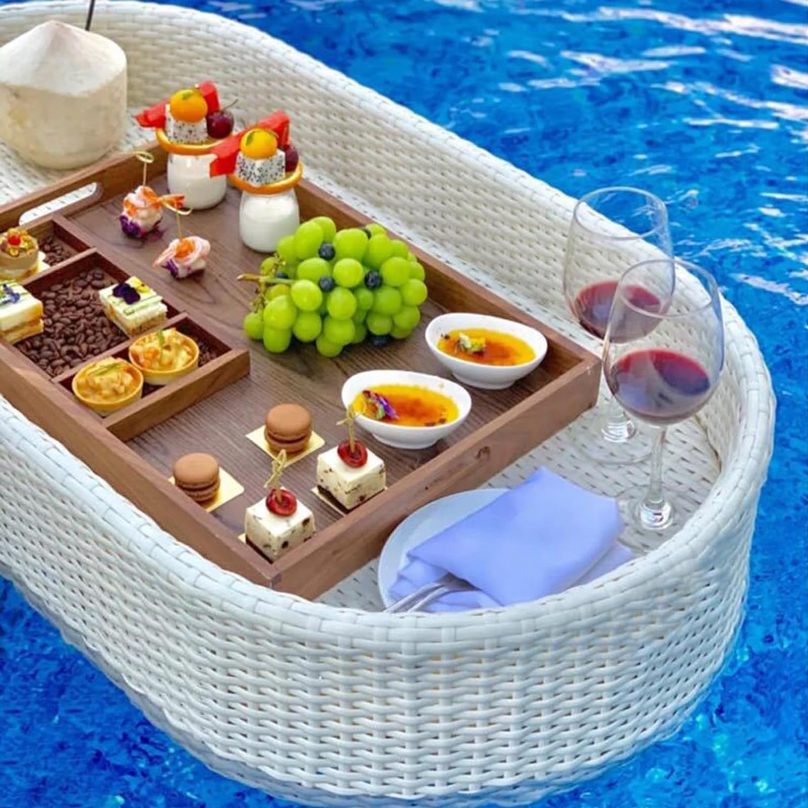 Bacs flottants de piscine pour apéritif et fêtes sur les bancs de sable