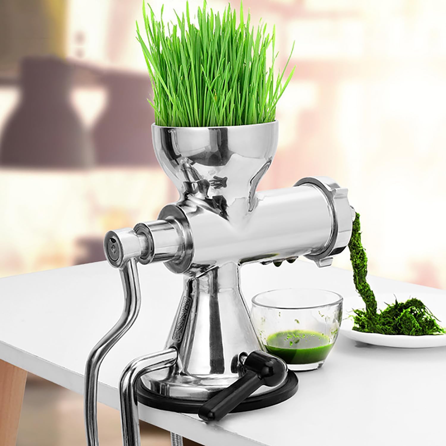 Presse-agrumes manuel en herbe de blé pour des jus frais et sains au petit-déjeuner